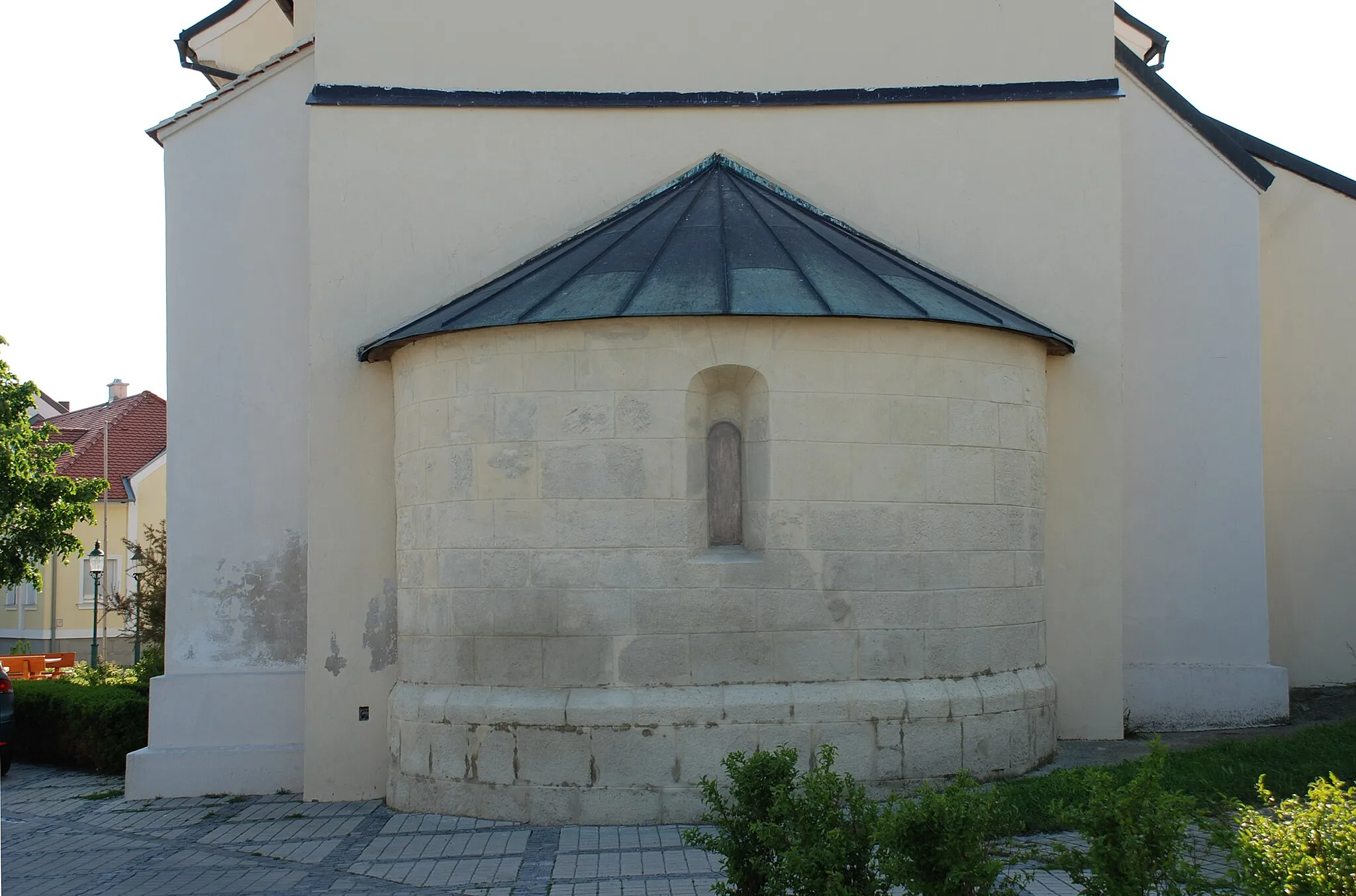 Photo showing: Apsis am Turm der Pfarrkirche in Parndorf, Burgenland