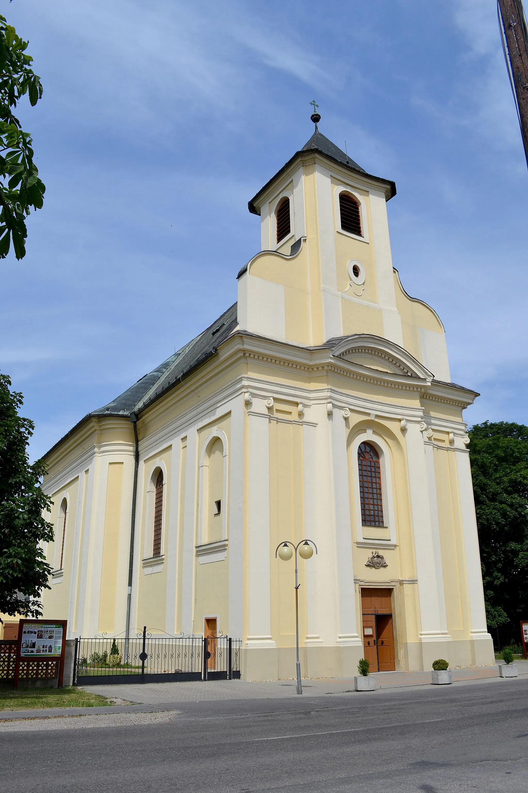 Photo showing: Neskorobarokový Kostol Povýšenia svätého Kríža v miestnej časti Dunajskej Lužnej Jánošíková z rokov 1786 - 1797; celkový pohľad