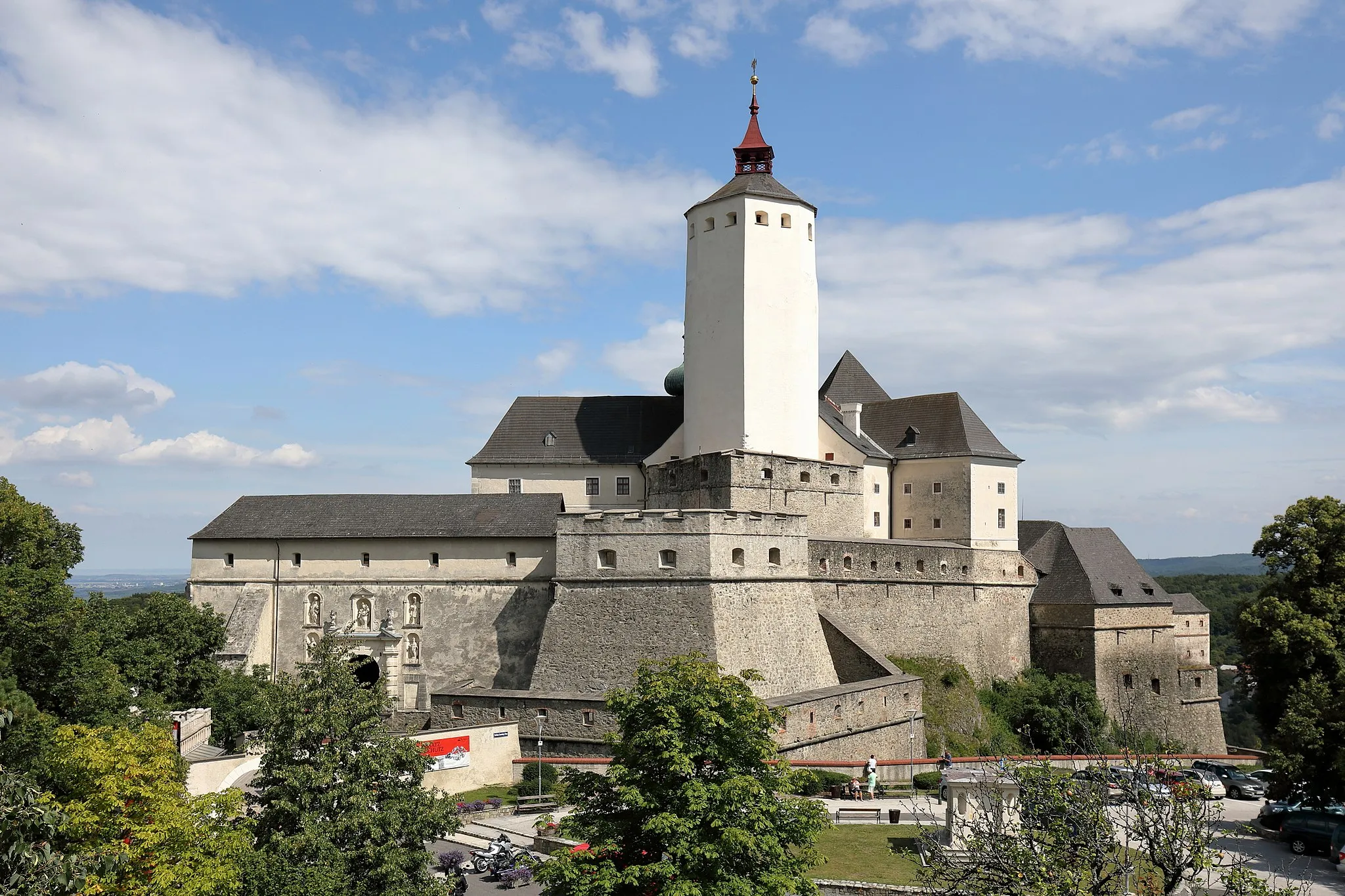 Photo showing: Westansicht der Burg Forchtenstein in Neustift an der Rosalia, ein Ortsteil der burgenländischen Gemeinde Forchtenstein. Die Burg befindet sich auf einem steilen Dolomitfelsen am Ostabhang des Rosaliengebirges und sicherte die Straßenverbindung Wr. Neustadt - Ödenburg (heutiges Sopron). Sie wurde ab dem 14. Jahrhundert von den Grafen von Mattersdorf errichtet. Nachdem die Burg 1626 in den Besitz der Esterházy gelangte, wurde sie im 17. Jahrhundert umfangreich um- und ausgebaut.