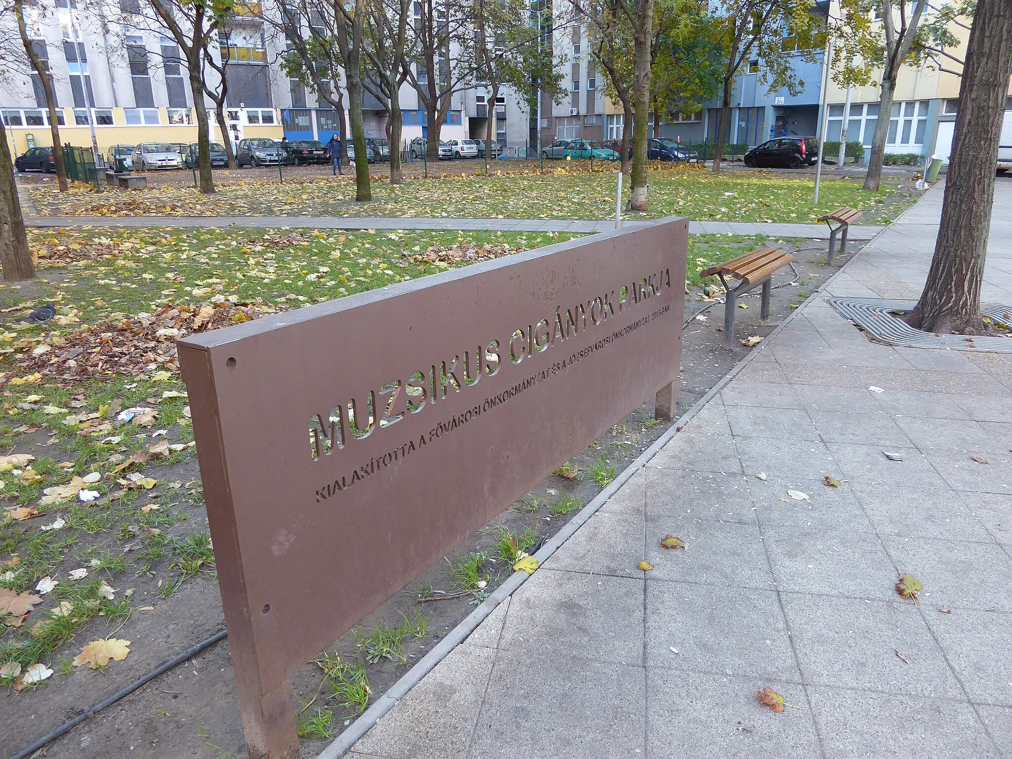 Photo showing: Nagy méretű fém tábla a park nevével.  Muzsikus cigányok parkja, Budapest, VIII. kerület.  Felirata: „Muzsikus cigányos parkja. Kialakította a Fővárosi Önkormányzat és a Józsefvárosi Önkormányzat 2013-ban.”
A fényképet 2017-11-04-n készítettem.