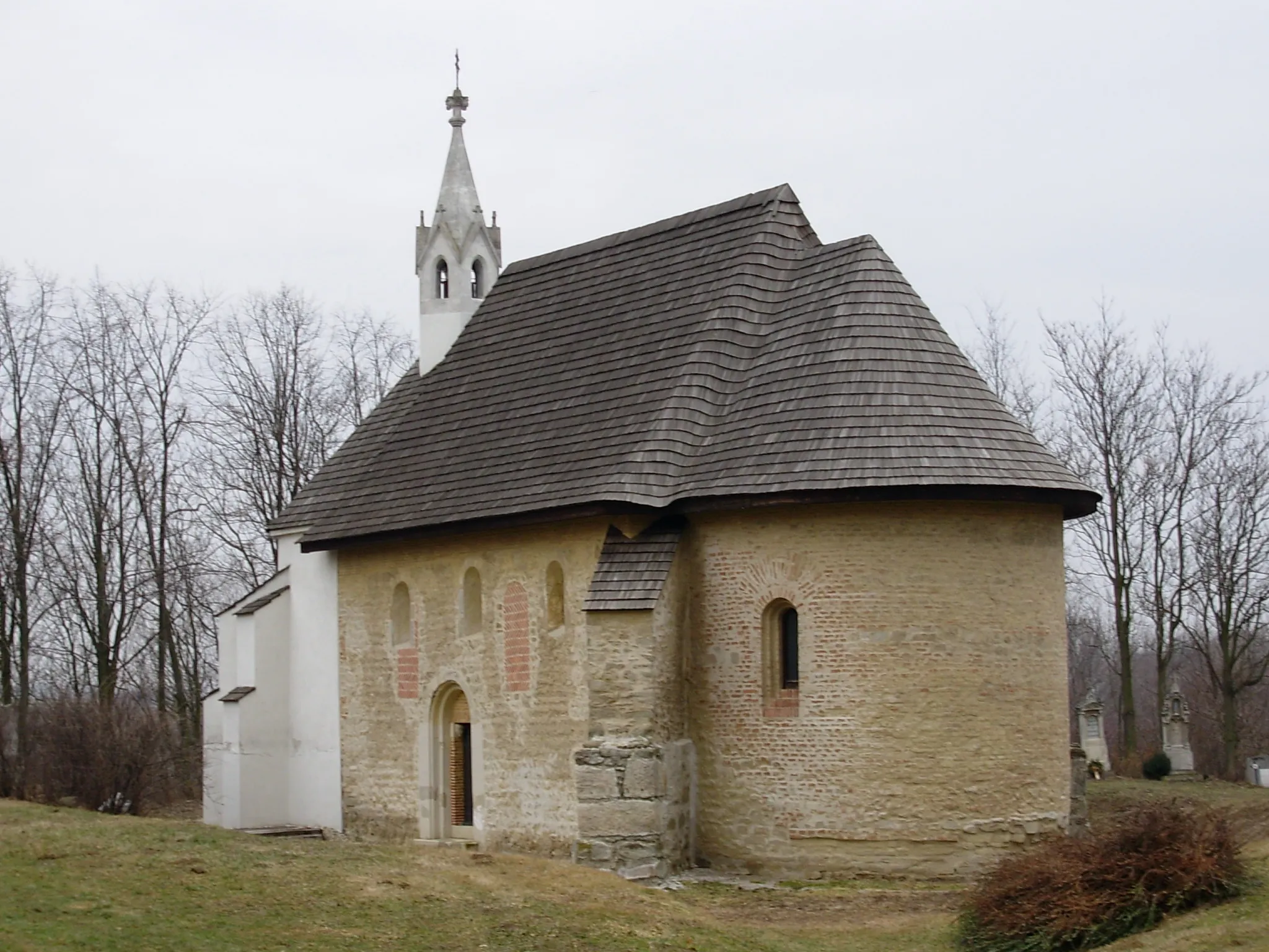 Photo showing: Nagylózs. Szent István római katolikus temetőkápolna. Téli fotó.