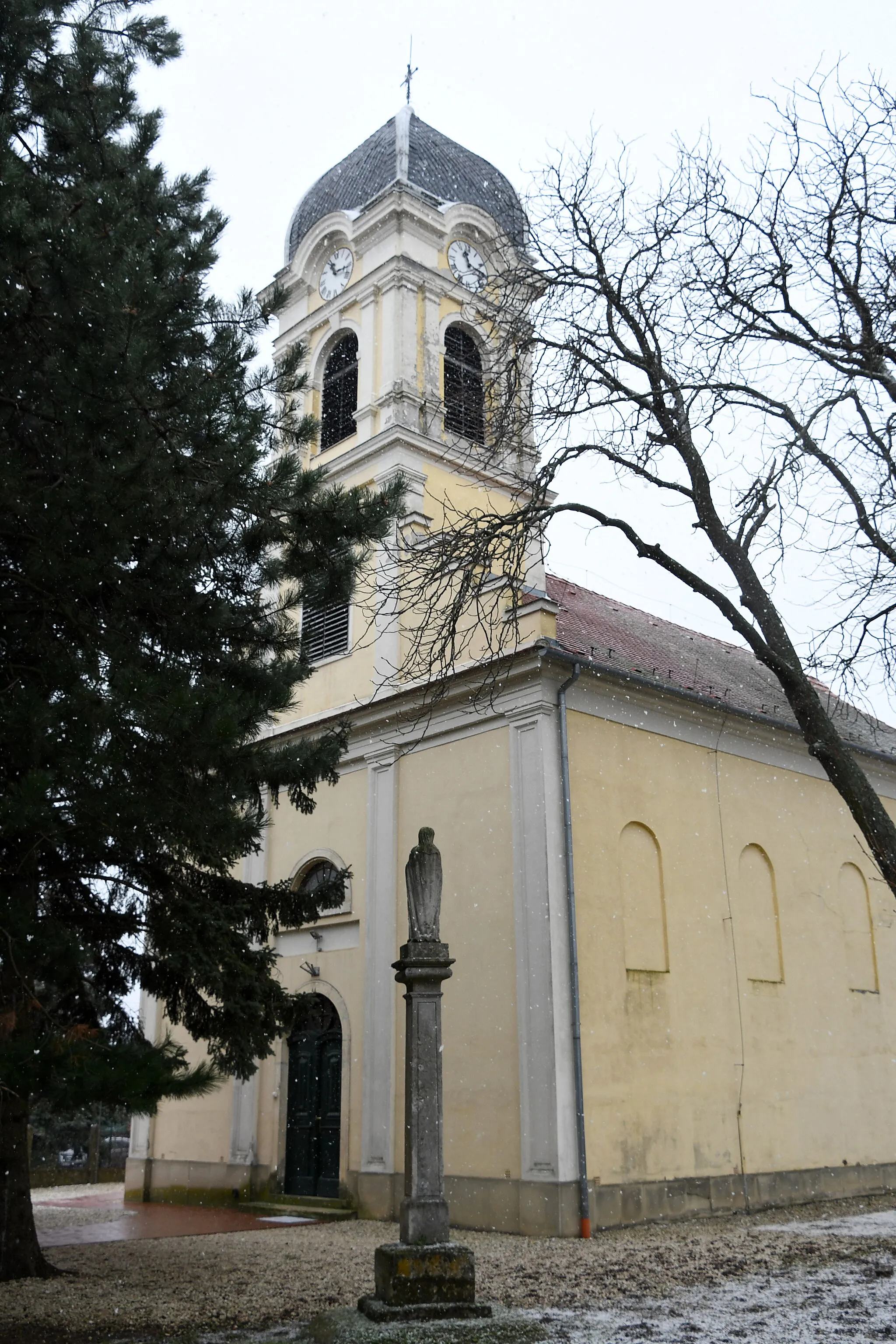 Photo showing: Roman Catholic church in Pinnye, Hungary