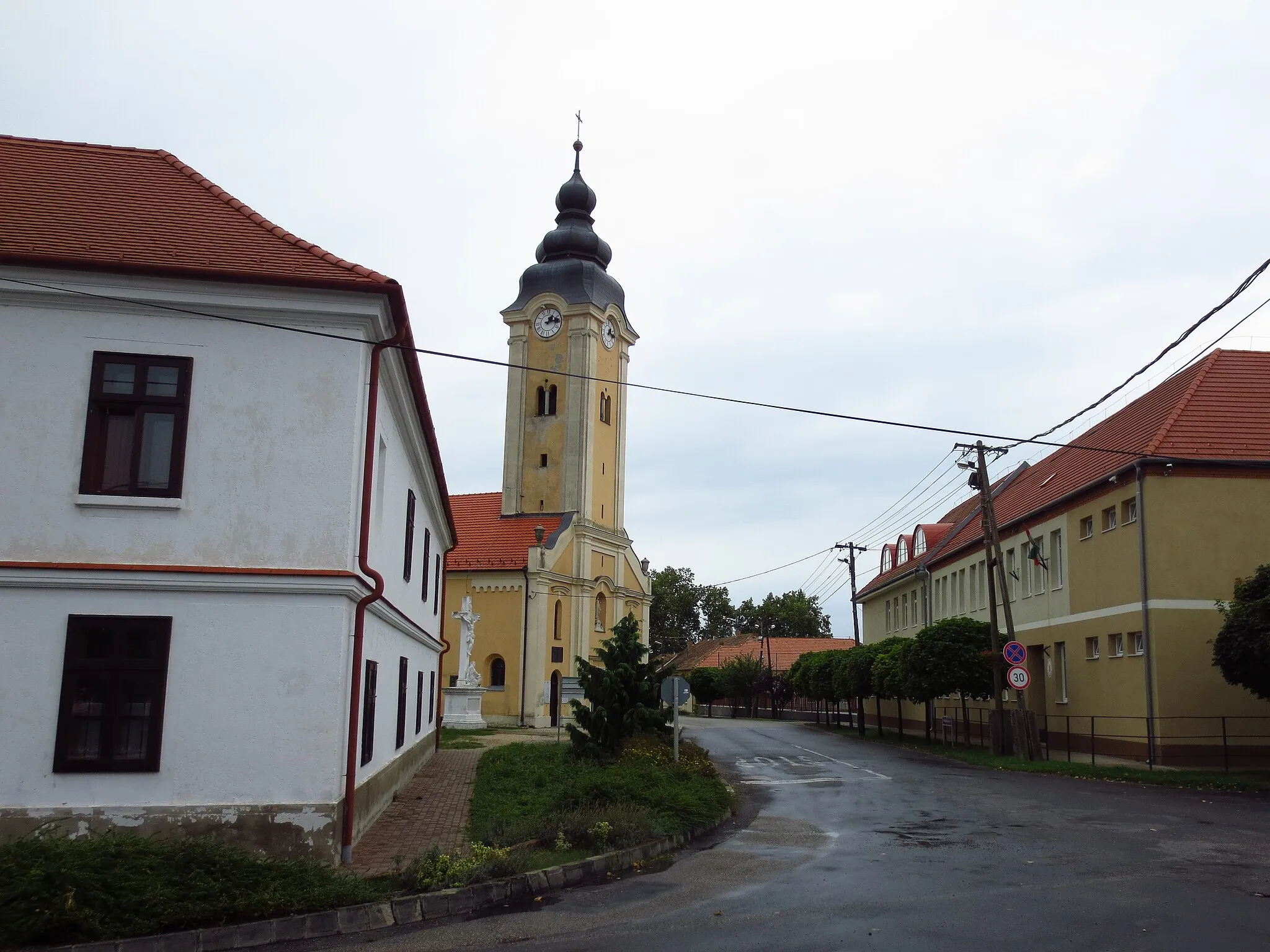 Photo showing: View of Mosonszolnok with church in Szabadság út