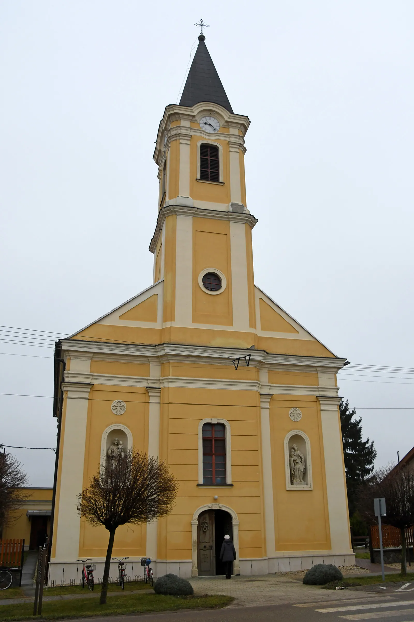 Photo showing: Roman Catholic church in Lövő, Hungary