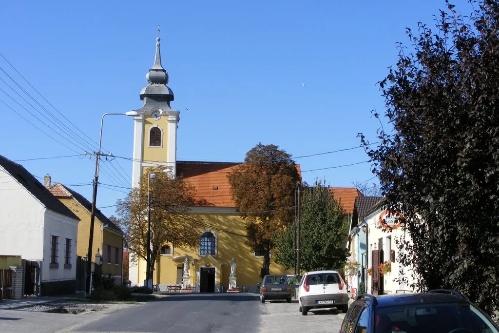 Photo showing: Fő utca és a templom