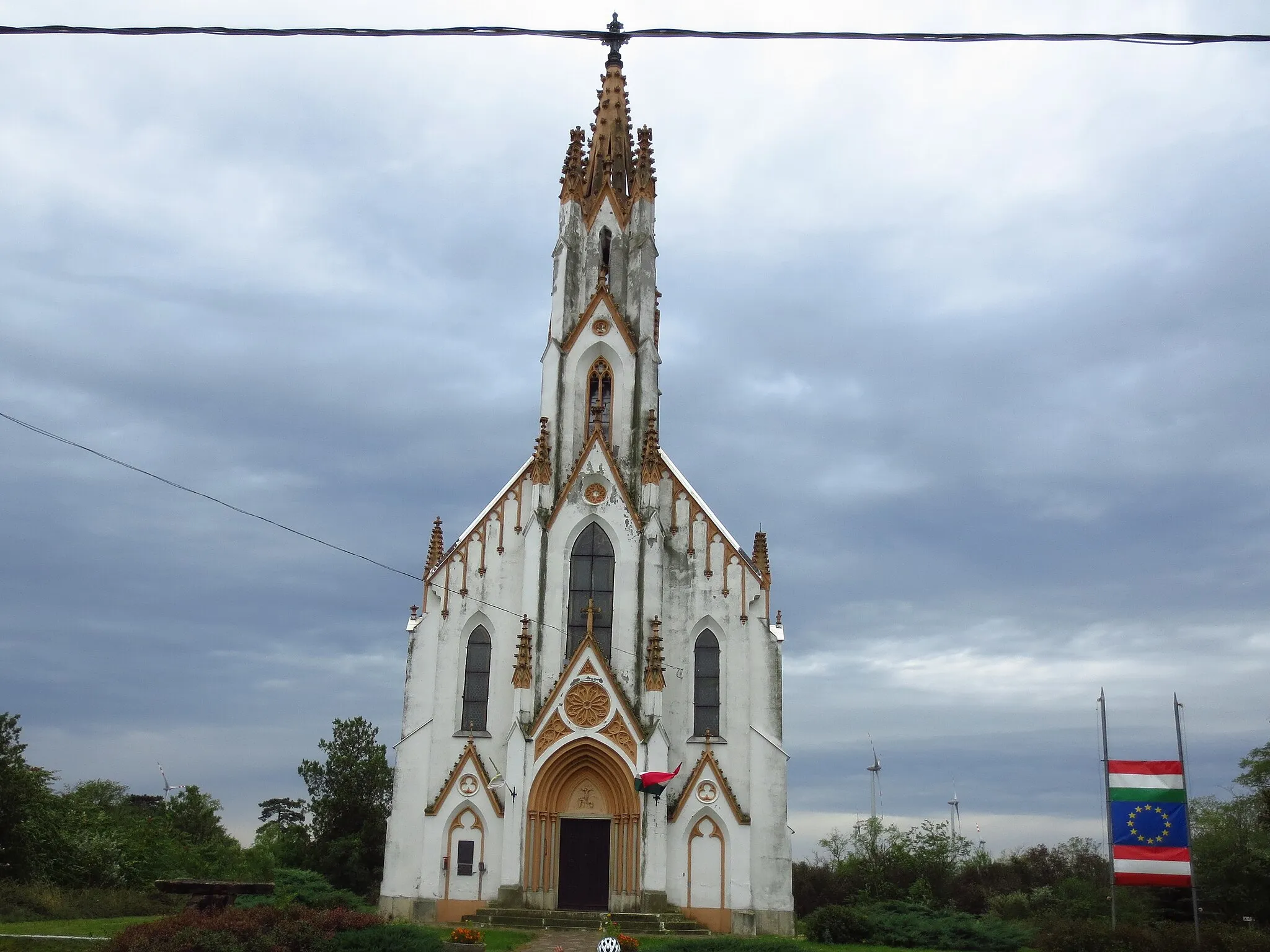 Photo showing: Neo-Gothic church "Szent Adalbert" in Albertkázmérpuszta, Várbalog municipality.