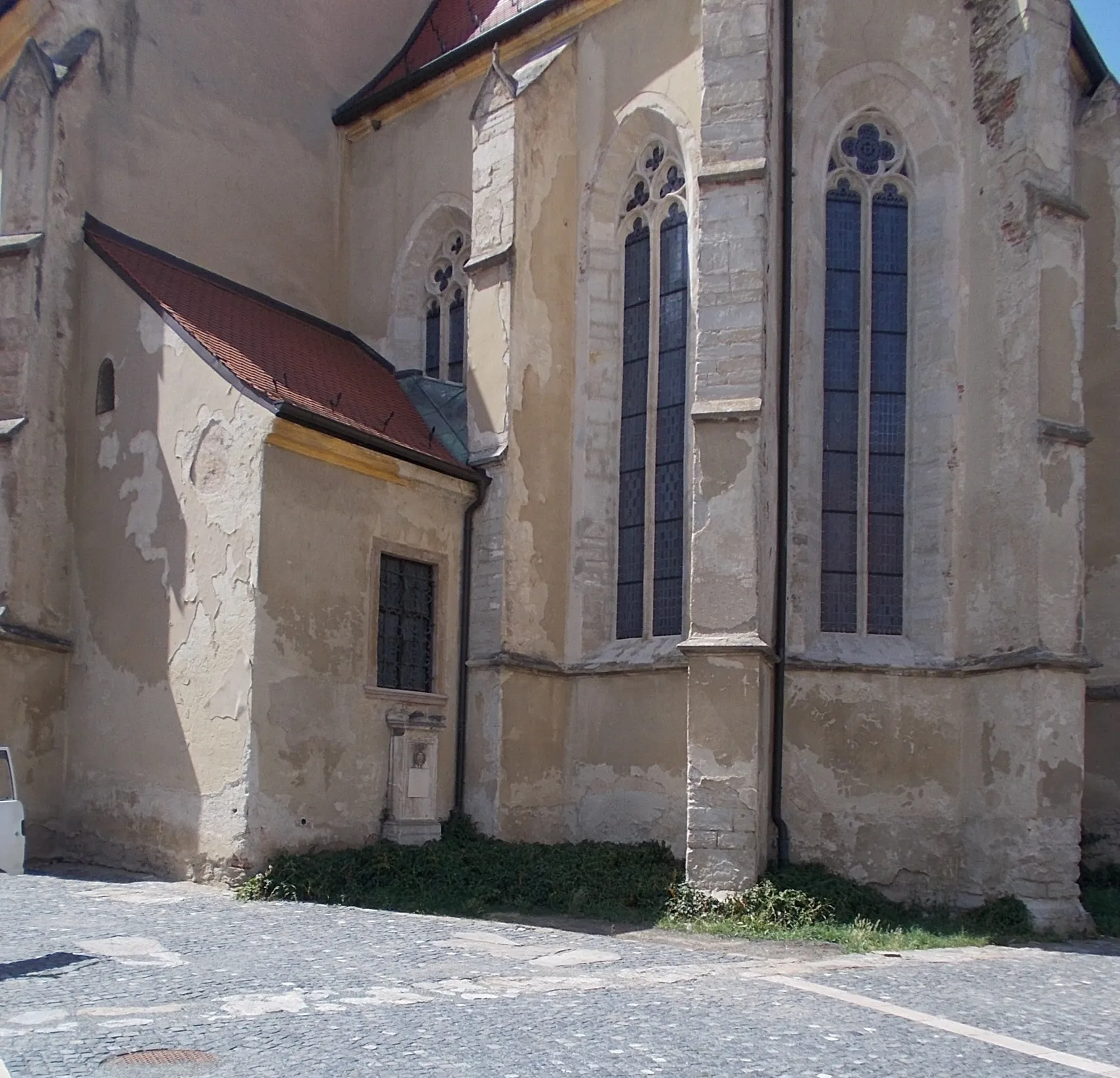 Photo showing: Saint James church. Built on the site of a former minorita church. Gothic, 1403-1407 interior. Partly rebuilt in Baroque style in the 17th-18th century. Ferencz Csergheő (Csergő ?) - Rajnis Street (Schneller István Street), Kőszeg, Vas County, Hungary.