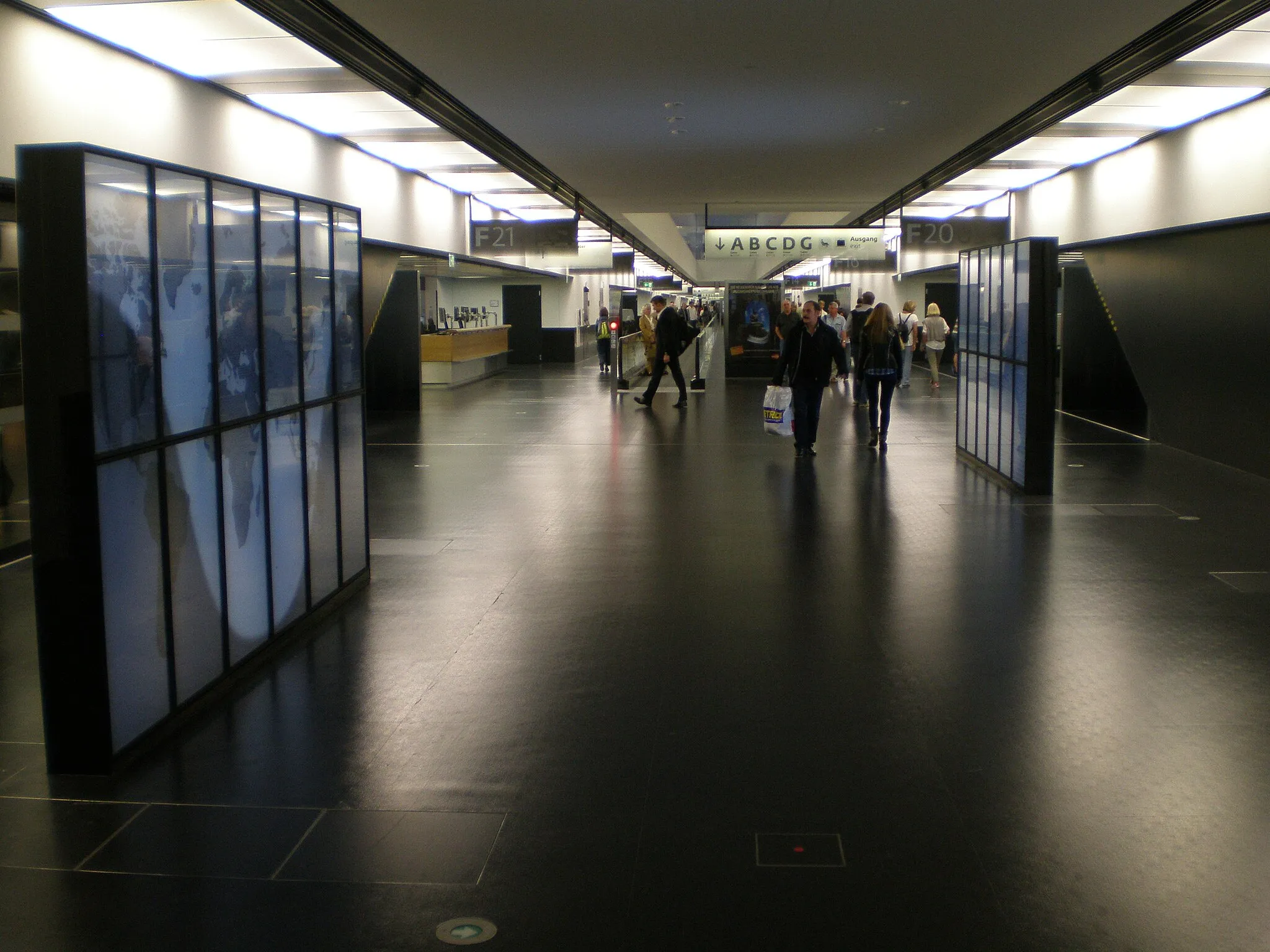 Photo showing: Eine der Medieninstallationen der Ars Electronica am Flughafen Wien. Hier im Pier Süd auf Ebene 1.