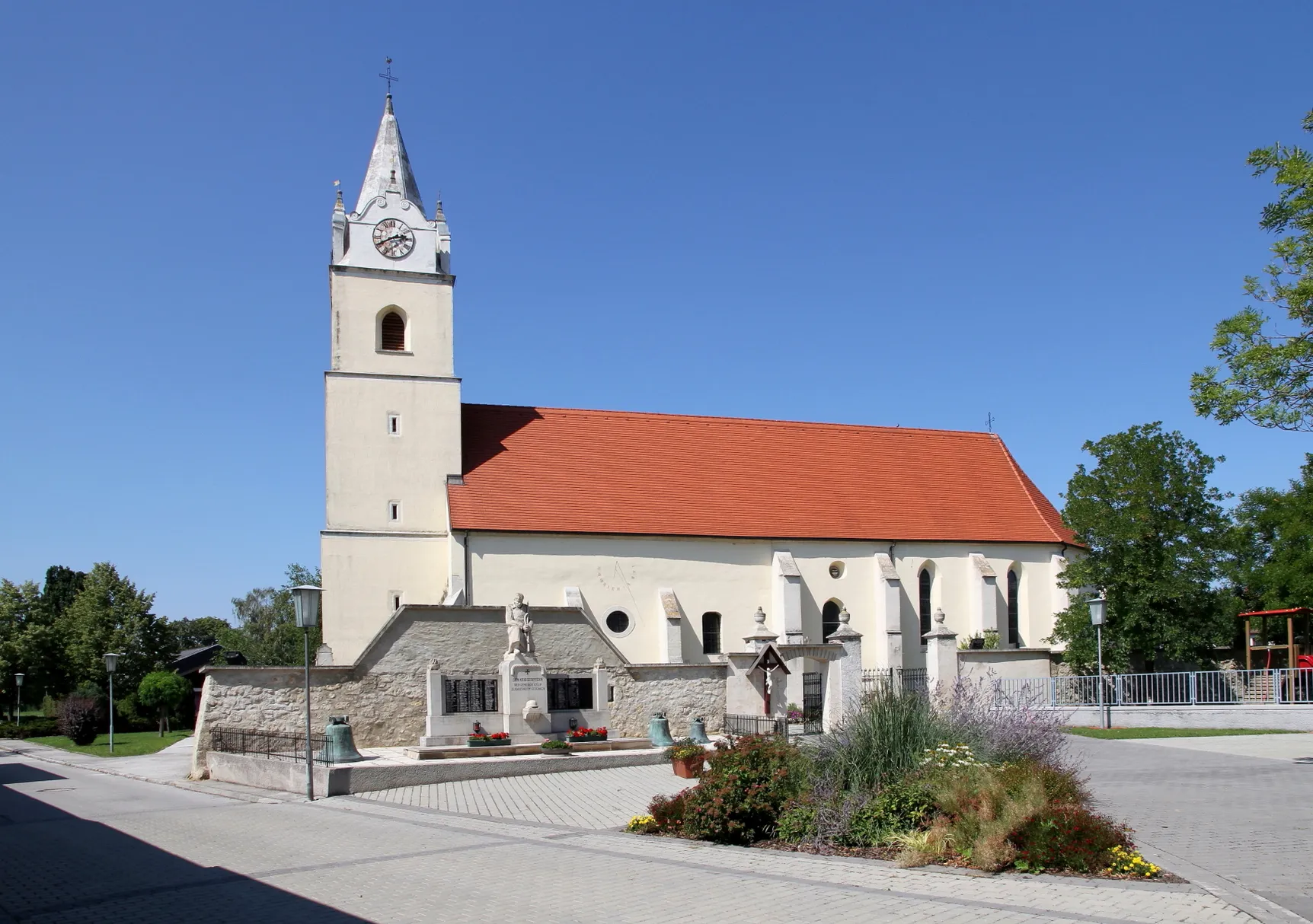 Photo showing: Die kath. Pfarrkirche Mariae Himmelfahrt in der burgenländischen Marktgemeinde Oslip.