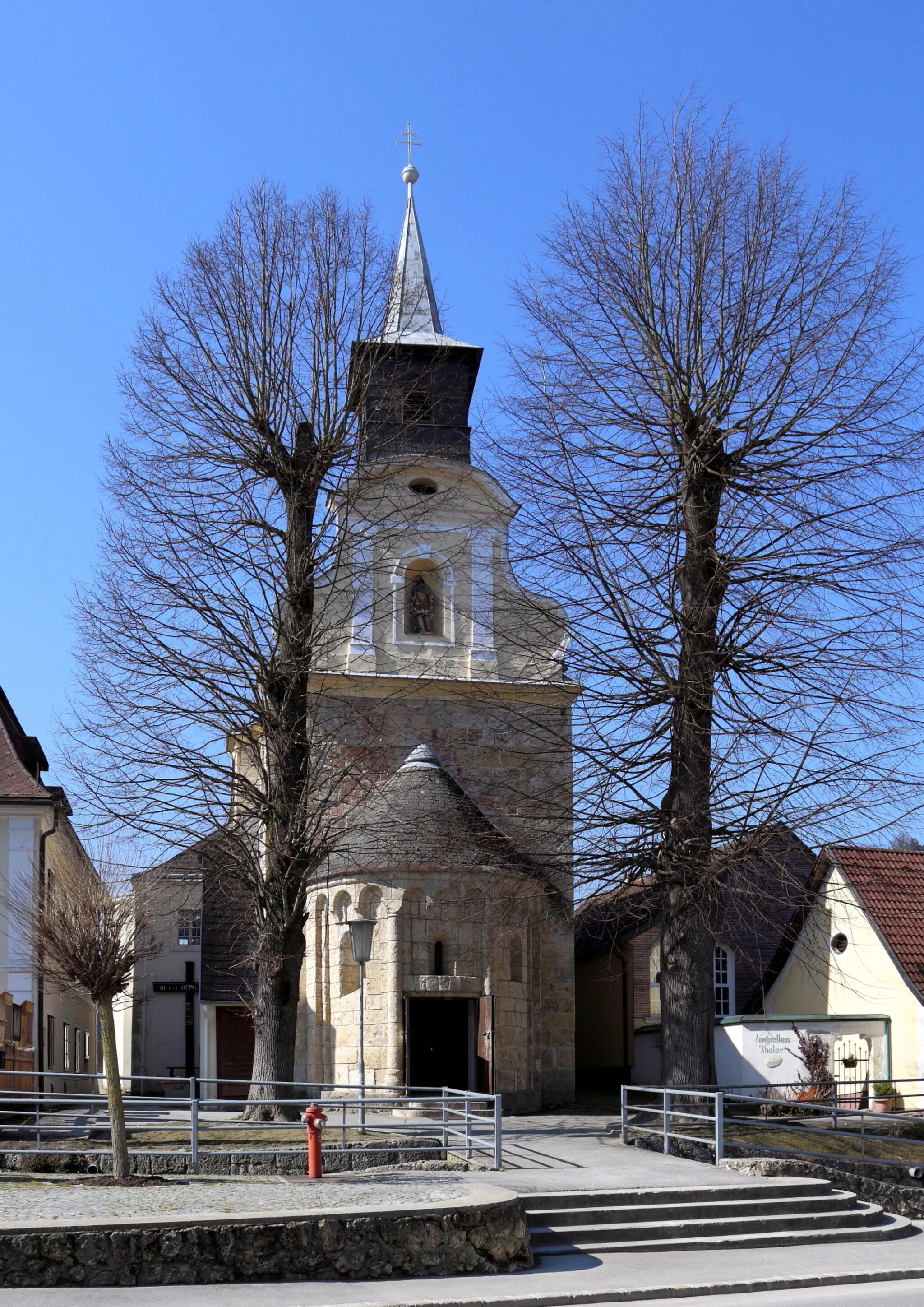 Photo showing: Ostansicht der Pfarrkirche Unbefleckte Empfängnis Mariae in Thernberg, ein Ortsteil der niederösterreichischen Markgemeinde Scheiblingkirchen-Thernberg.
Eine romanische Kirche aus der Mitte des 12. Jahrhunderts. 1789 erfolgte ein Innenumbau und dabei wurde das Eingangstor nach Osten verlegt. Die Anbauten am Langhaus wurden im 18. Jahrhundert errichtet.