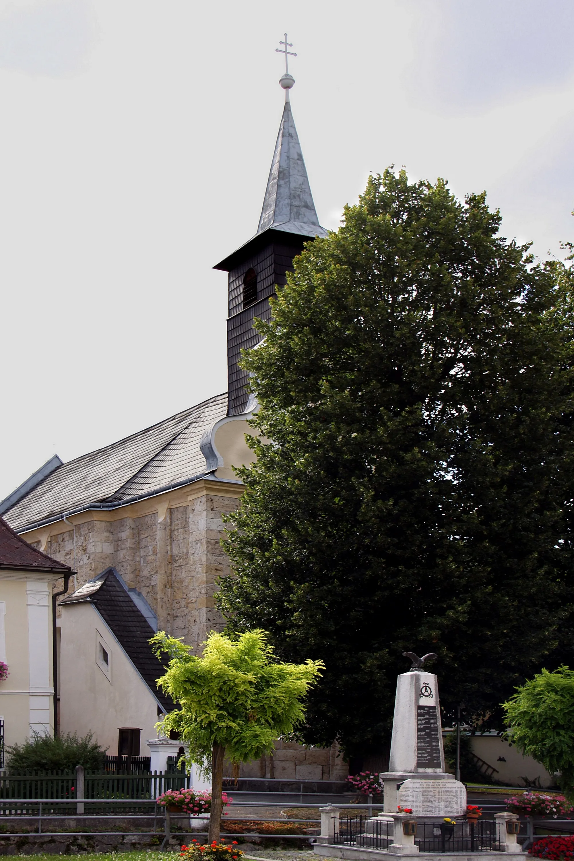 Photo showing: Denkmalgeschützte römisch-katholische Pfarrkirche Unbefleckte Empfängnis Mariae in der Katastralgemeinde Thernberg, in Scheiblingkirchen-Thernberg.