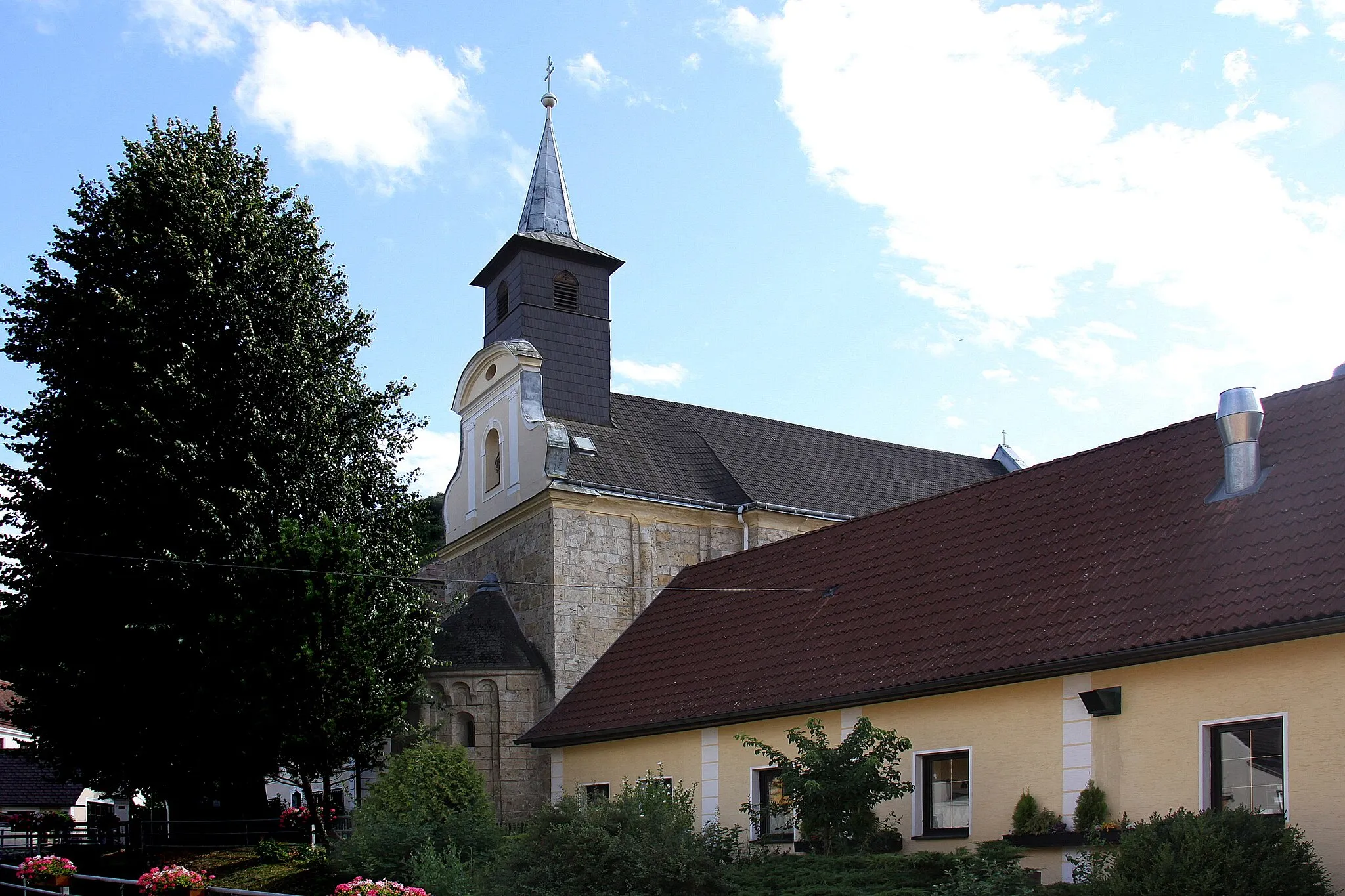Photo showing: Denkmalgeschützte römisch-katholische Pfarrkirche Unbefleckte Empfängnis Mariae in der Katastralgemeinde Thernberg, in Scheiblingkirchen-Thernberg.