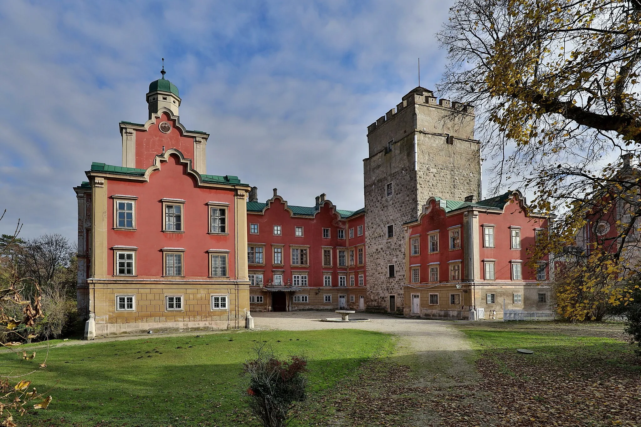 Photo showing: Southwest view of Prugg Castle in Bruck an der Leitha, Lower Austria.