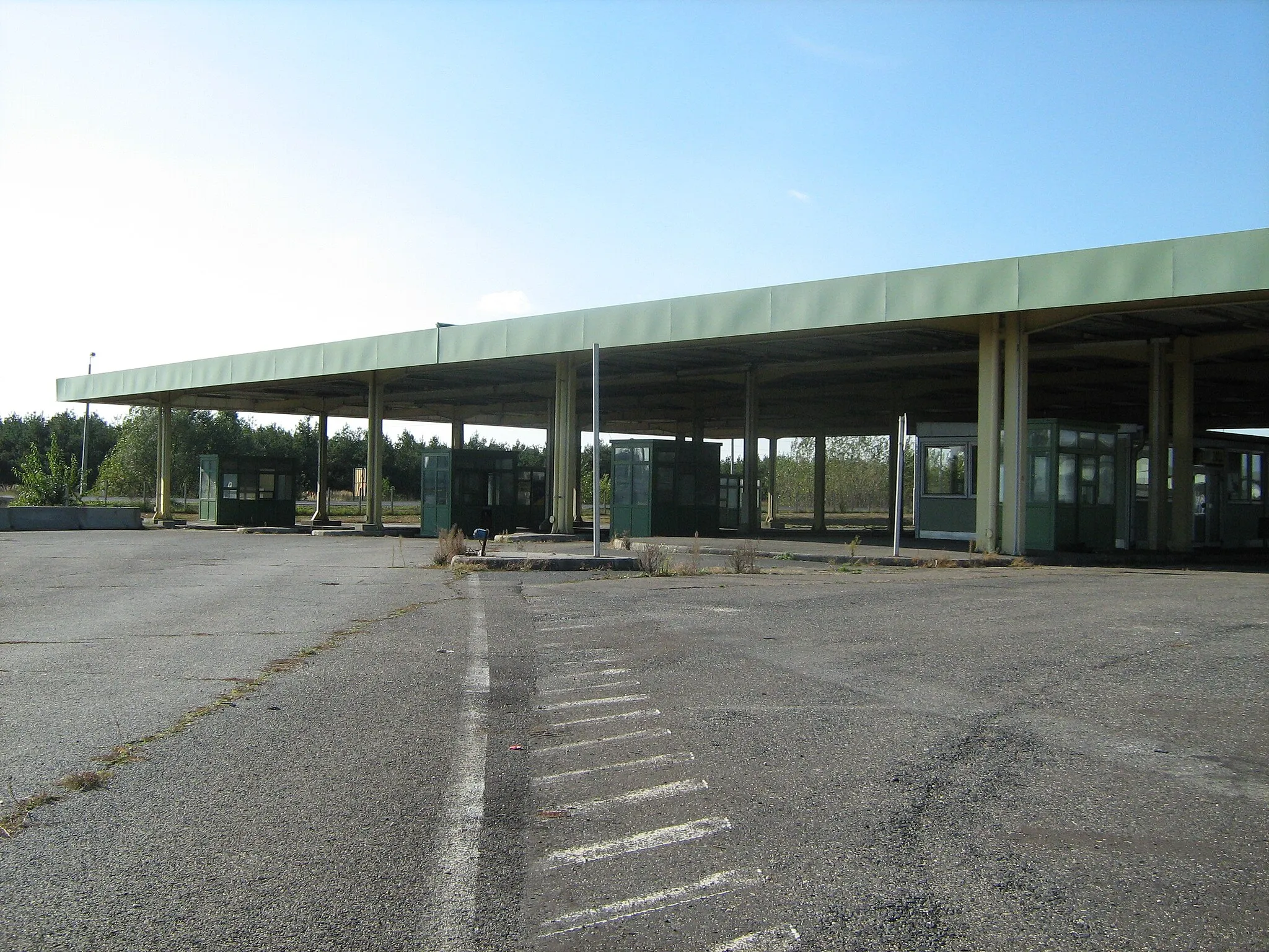 Photo showing: Abandoned border station at Hegyeshalom after Hungary joined the Schengen zone.