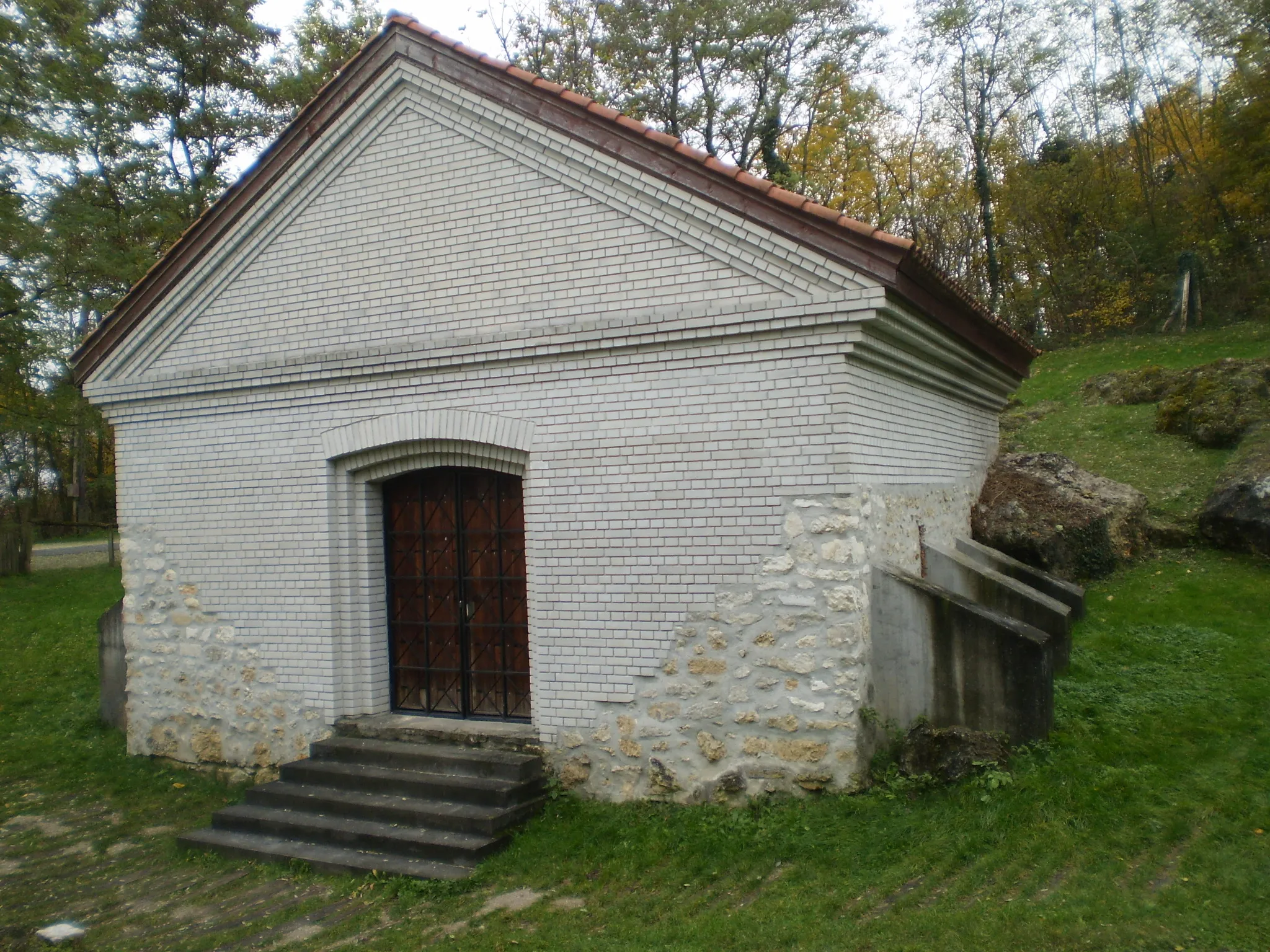 Photo showing: Reconstructed Mithras-shrine near Fertőrákos, Hungary