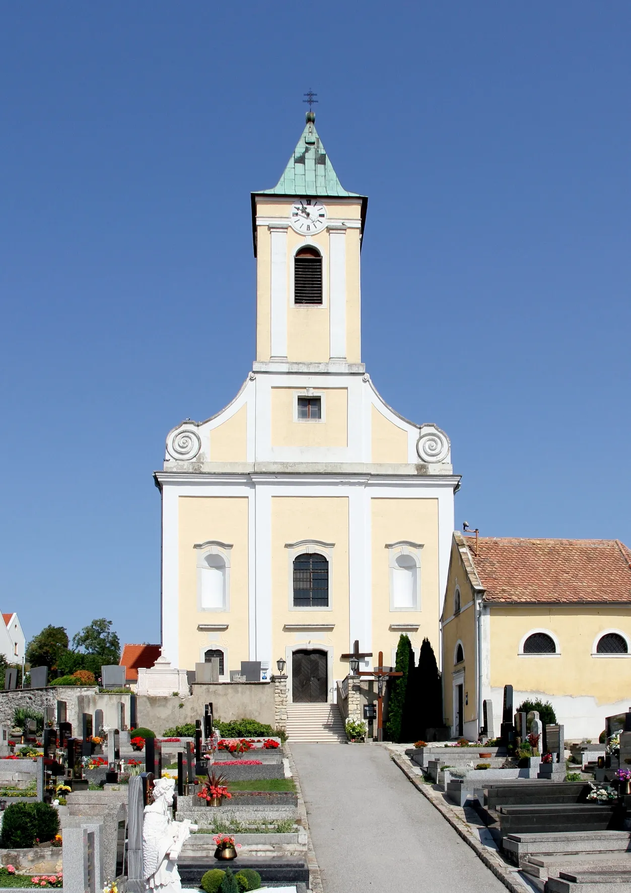 Photo showing: Die alte röm.-kath. Pfarrkirche hl. Georg in der burgenländischen Marktgemeinde Jois.