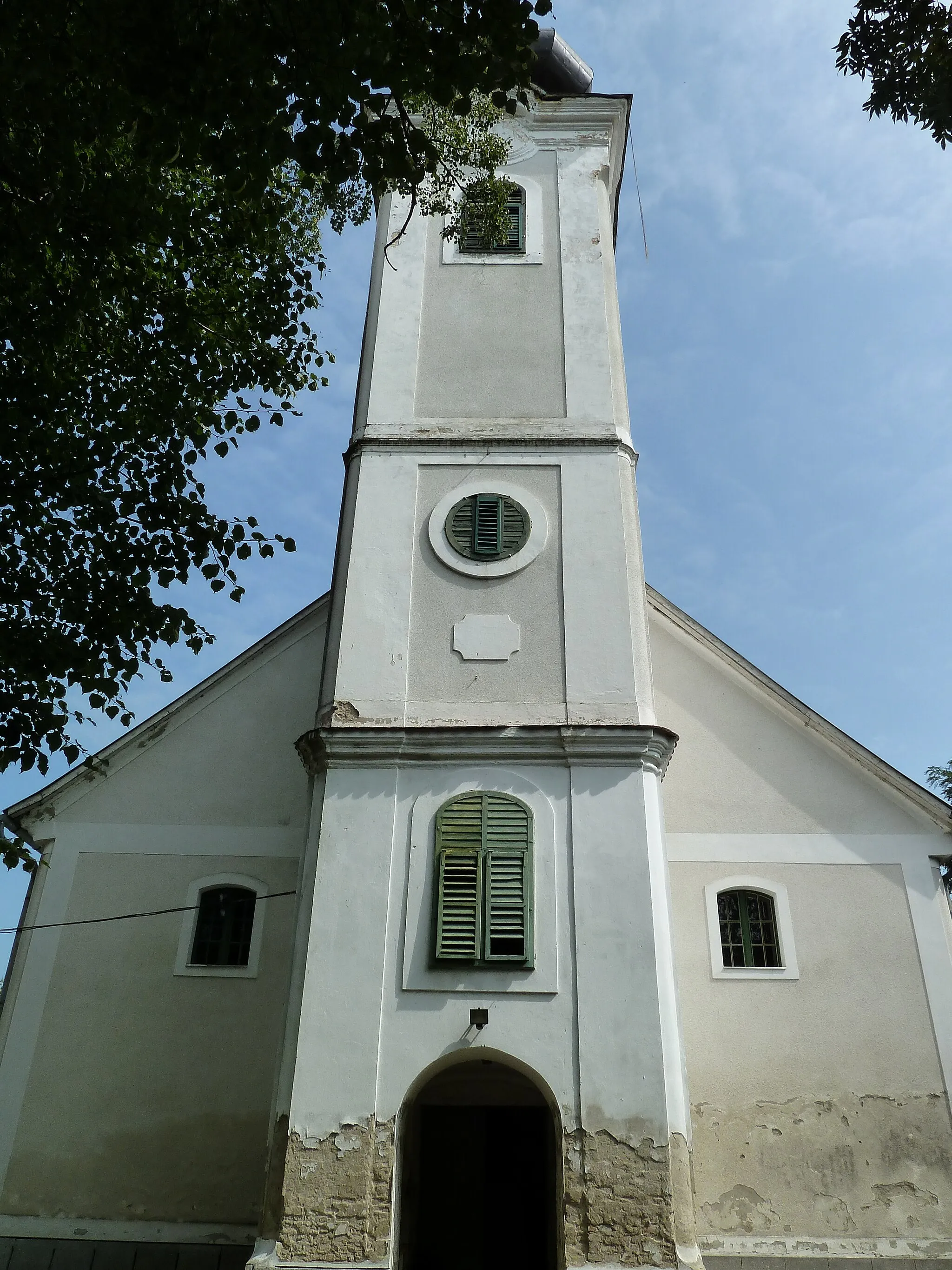 Photo showing: A szentgyörgyvölgyi református templom tornya és vizesedő nyugati fala