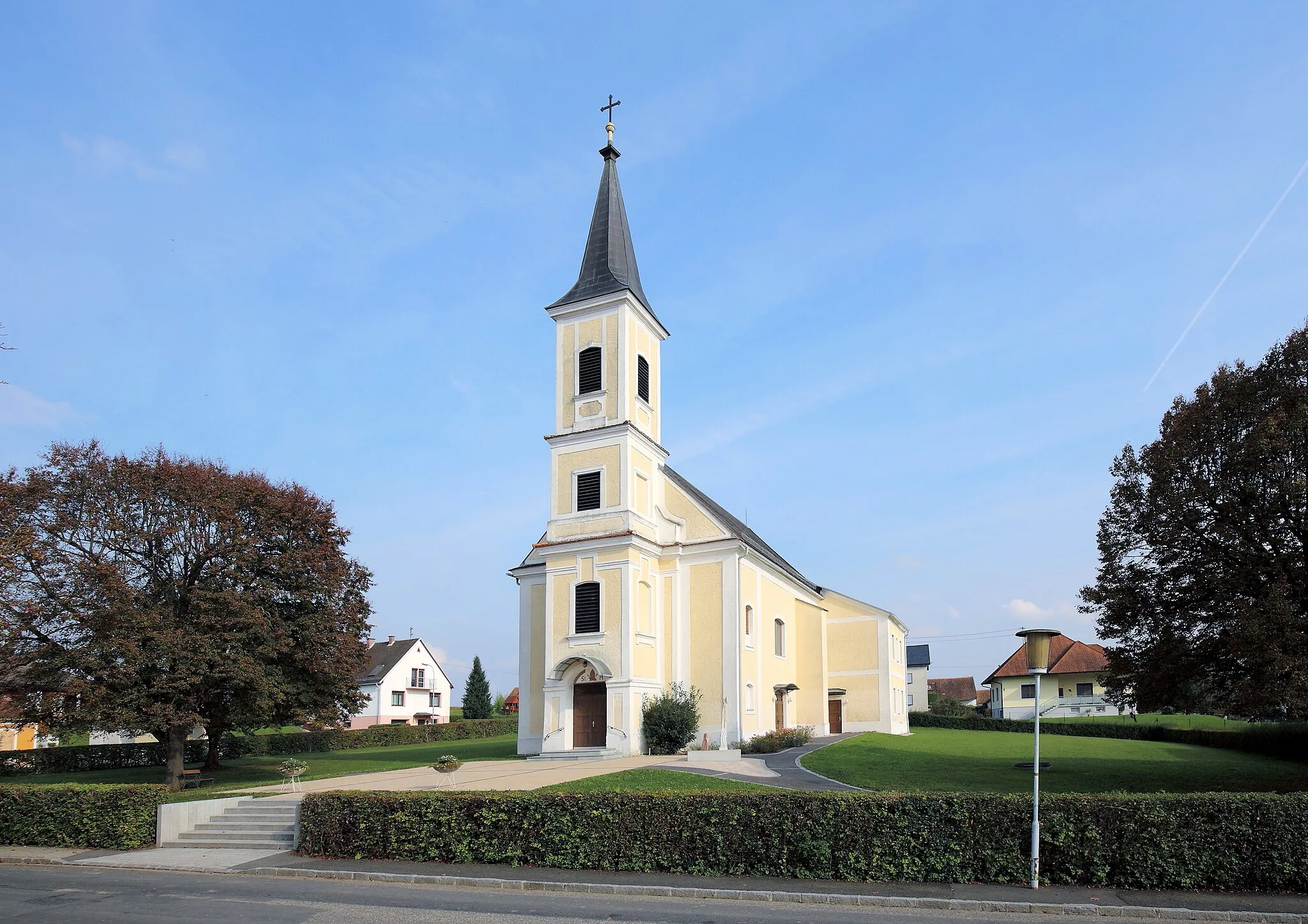 Photo showing: Westansicht der Pfarrkirche hl. Martin in Gerersdorf, ein Ortsteil der burgenländischen Gemeinde Gerersdorf-Sulz. Die Pfarrkirche mit einem vorgstellten viergeschossigen Westturm wurde 1810/11 errichtet.