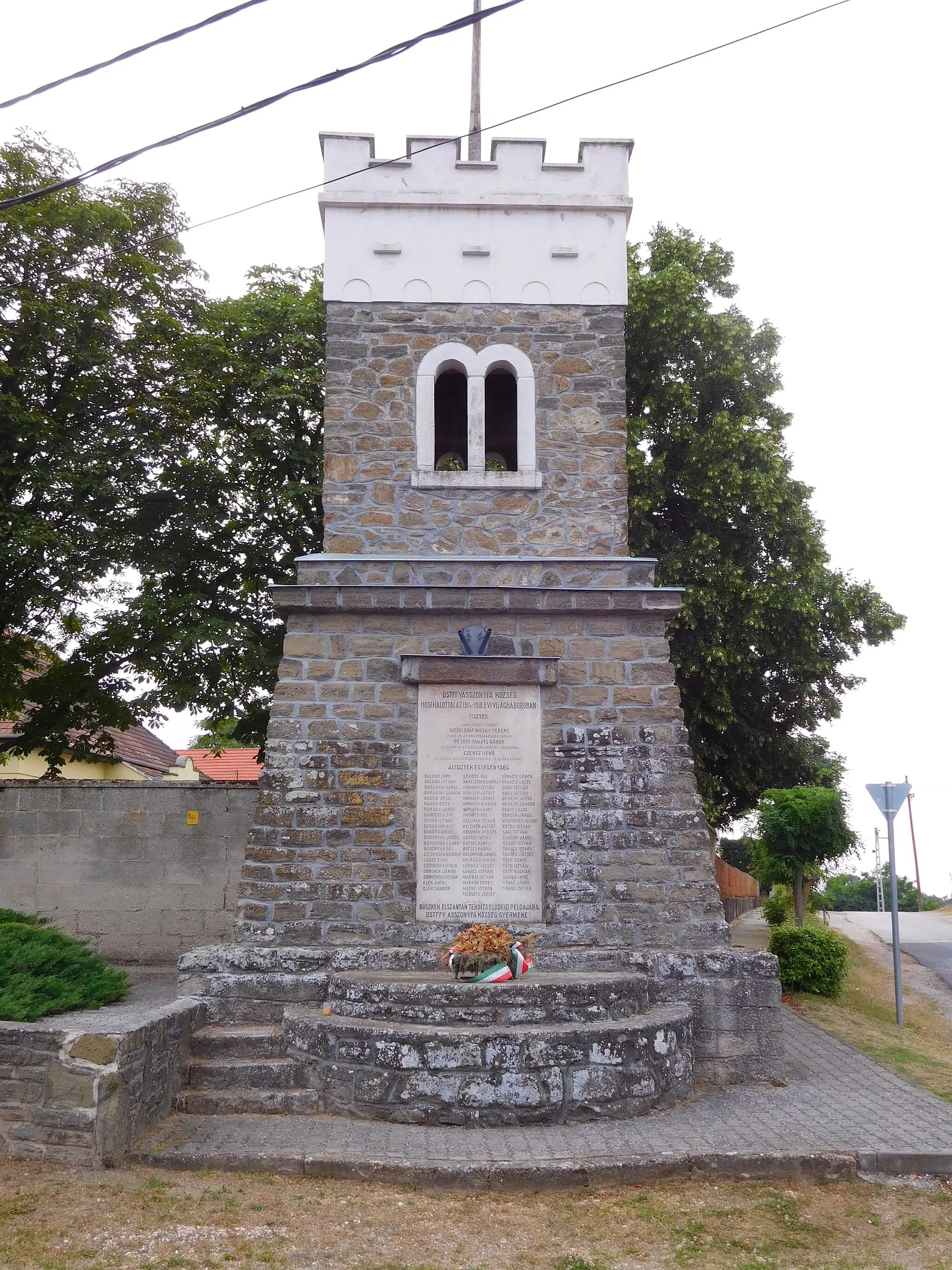 Photo showing: Ostffyasszonyfa - Március 15. tér, World wars memorial