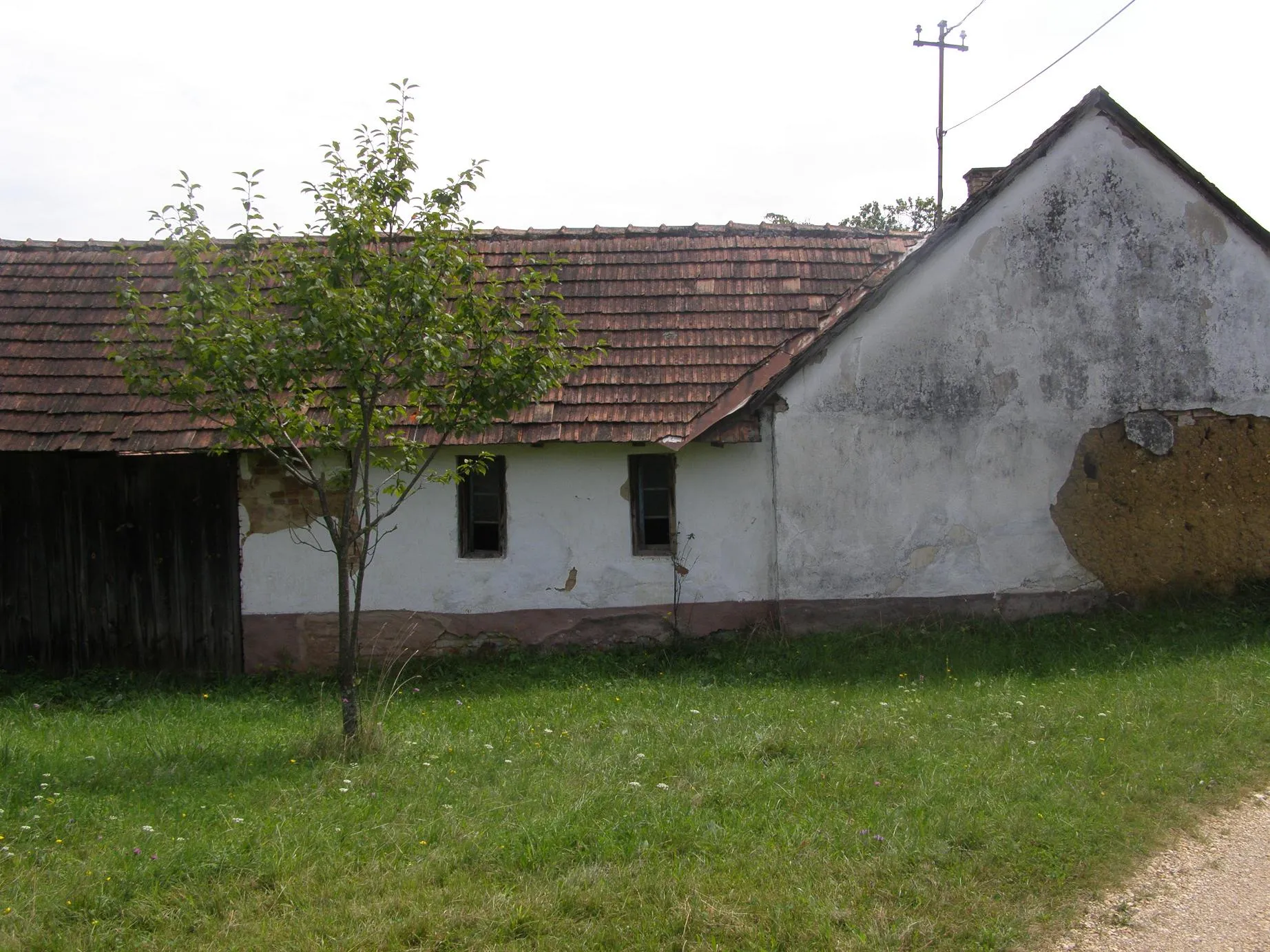 Photo showing: Old Slovene barn in Hungary, Apátistvánfalva, Bedi hill, behind the deserted house (1)
