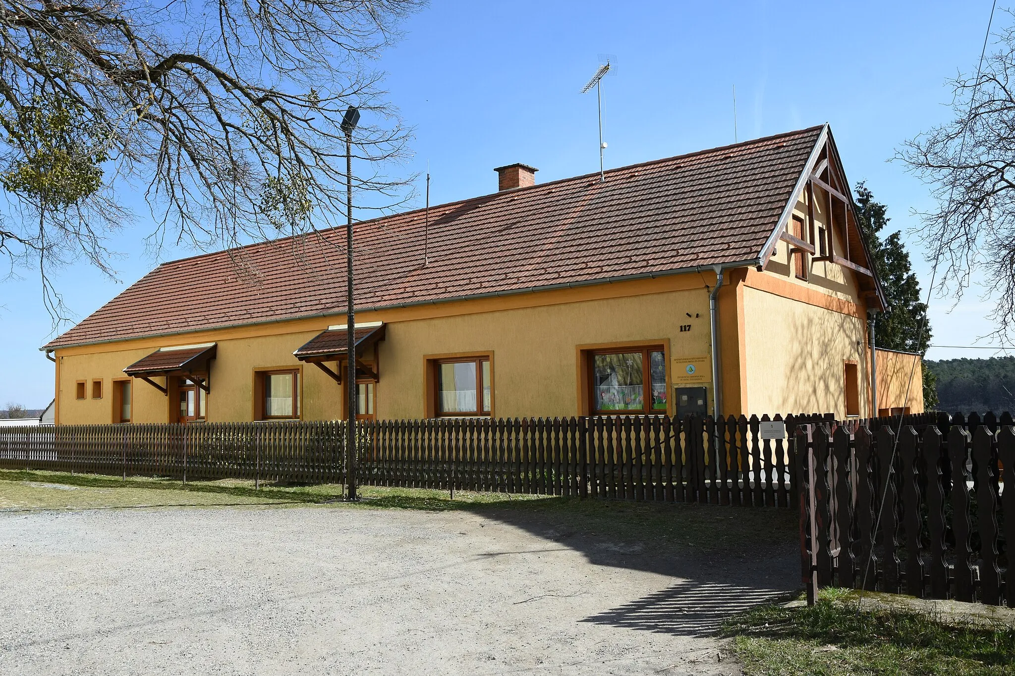 Photo showing: Schule Schools in Apátistvánfalva