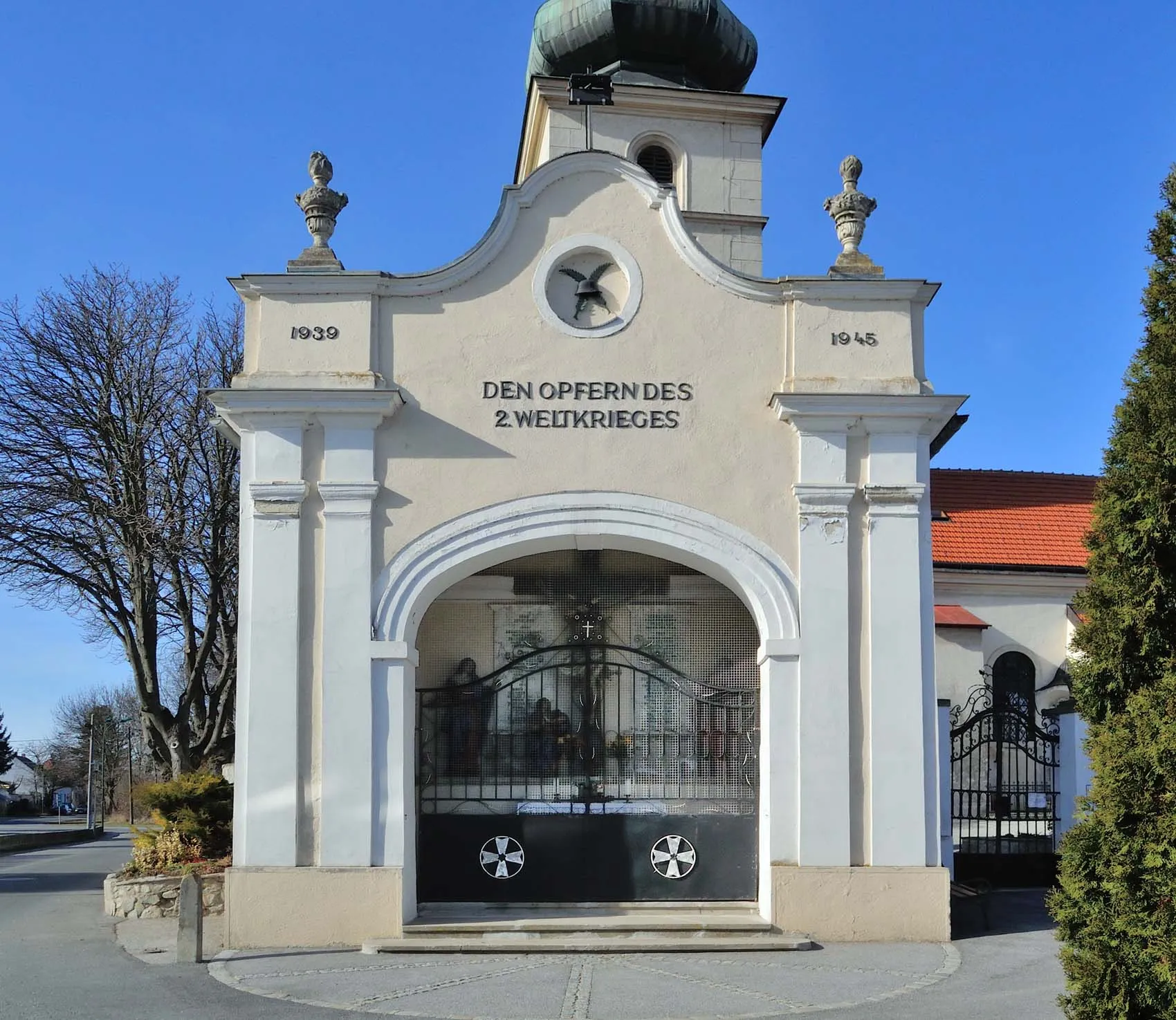 Photo showing: Chapel and war memorial in Rohrau, Lower Austria, Austria