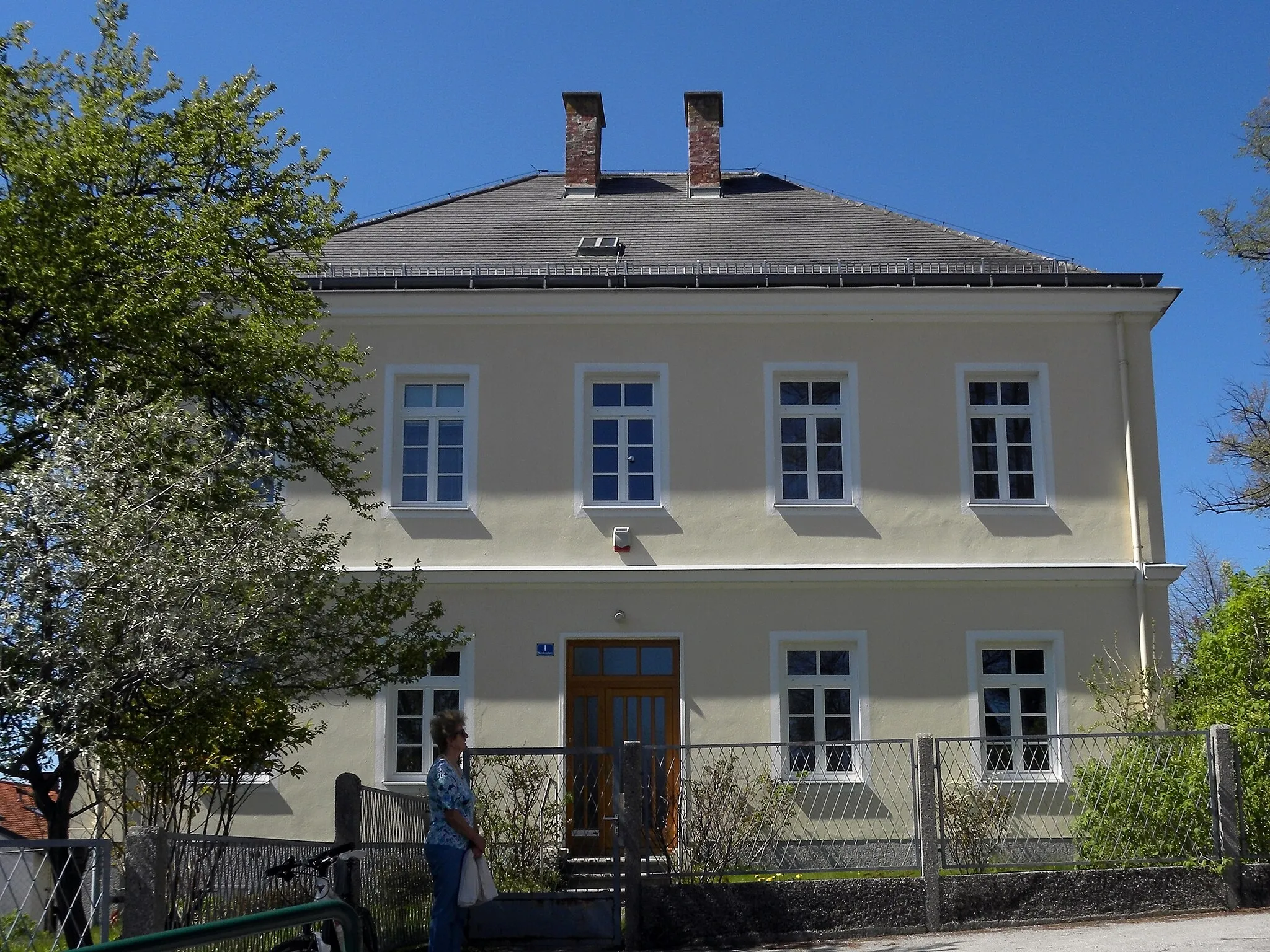 Photo showing: Der zur Pfarrkirche Hl. Laurentius gehörige spätbarocke Pfarrhof in Hochwolkersdorf in Niederösterreich.