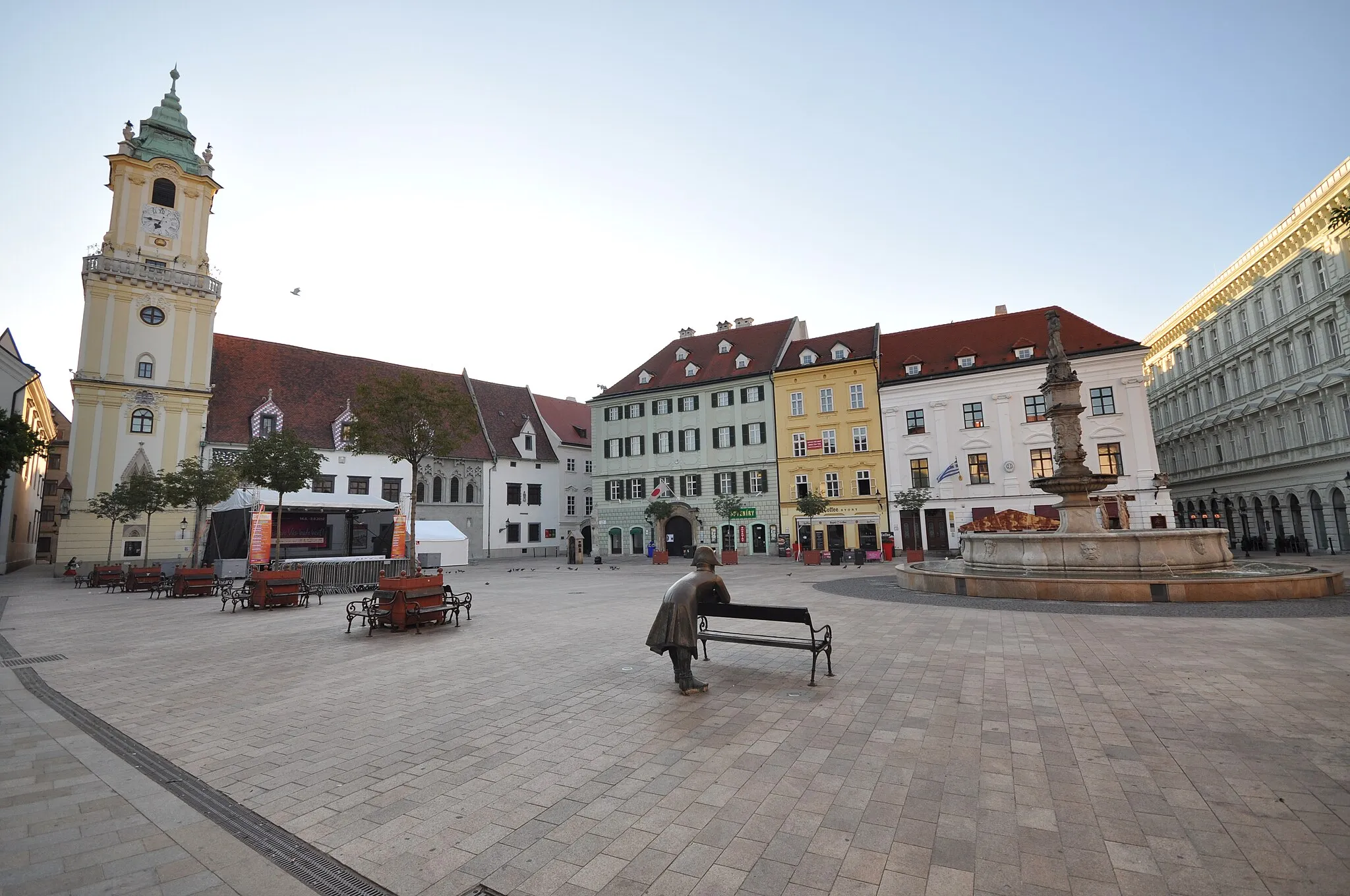 Photo showing: Hlavné námestie - The napoleonic soldier, Old Town Hall and Roland Fountain: Hlavné námestie (literally "Main Square") is one of the best known squares in Bratislava, Slovakia. It is located in the Old Town and it is often considered to be the center of the city. Some of the main landmarks found in the square are the Old Town Hall and Roland Fountain.