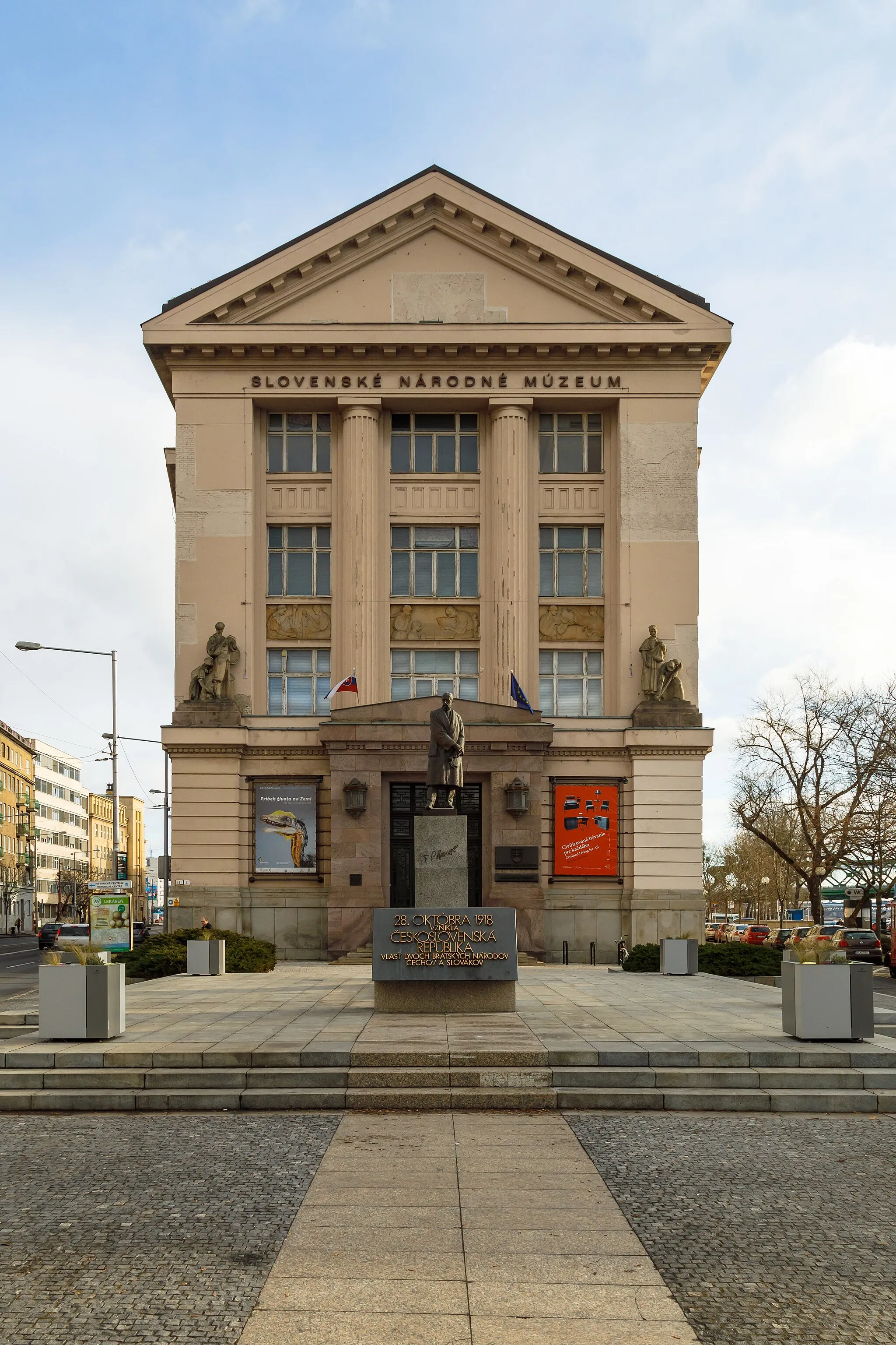 Photo showing: Bratislava, Slovakia: Slovak National Museum. In the front: Memorial of Tomáš Garrique Masaryk, Bratislava