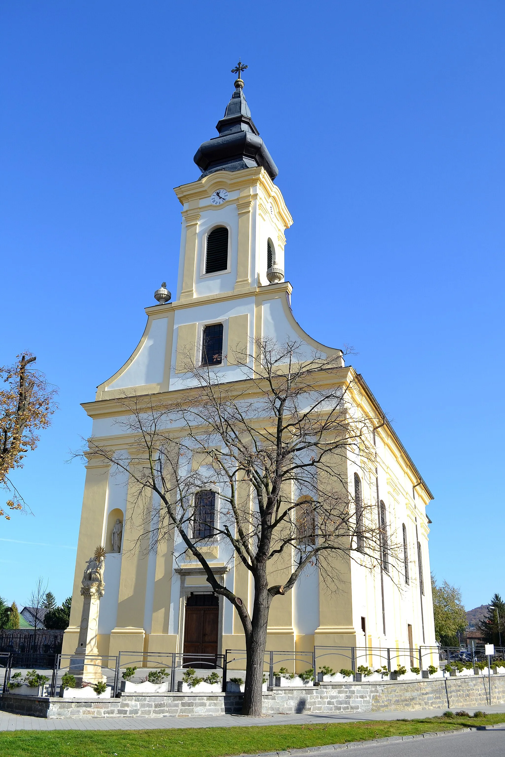 Photo showing: Pohľad na hlavné priečelie kostola