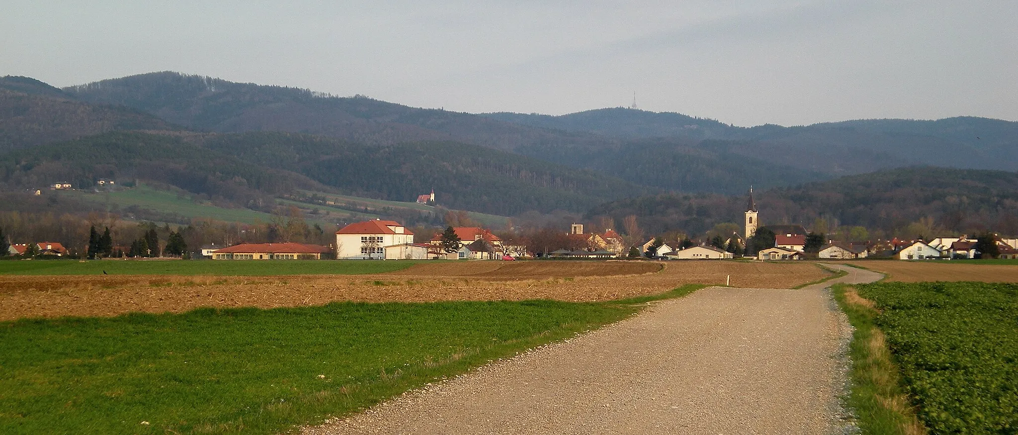 Photo showing: Lanzenkirchen, Lower Austria, with Rosalia mountains in the background