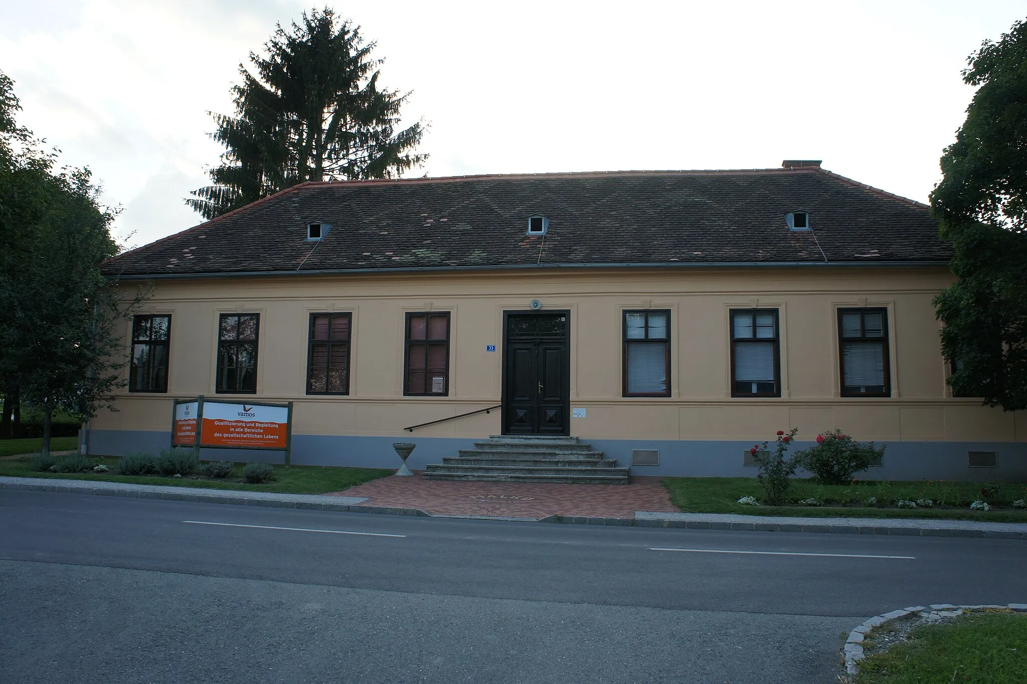 Photo showing: School, Markt Allhau, Austria