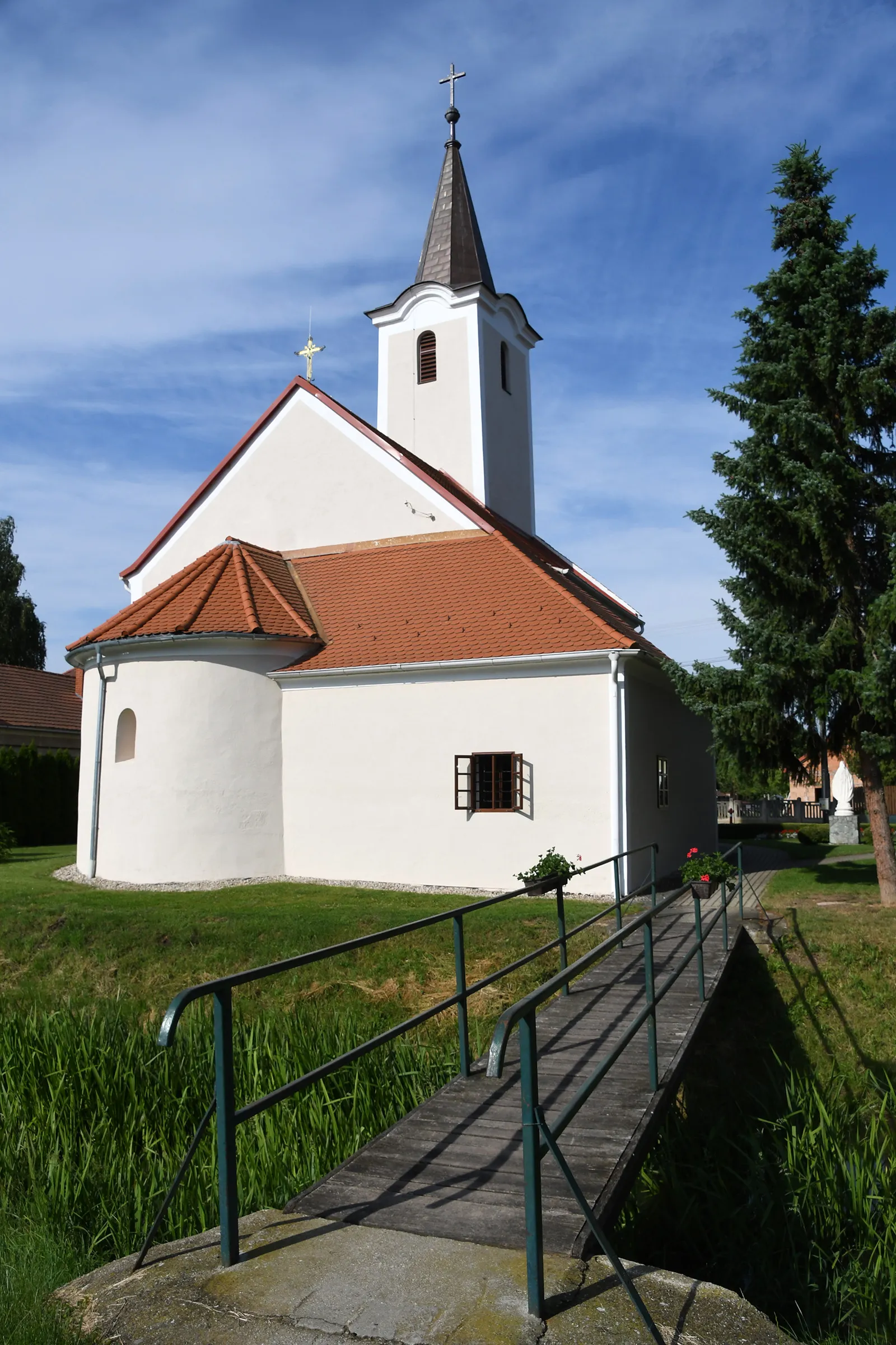 Photo showing: Roman Catholic church in Bucsu, Hungary