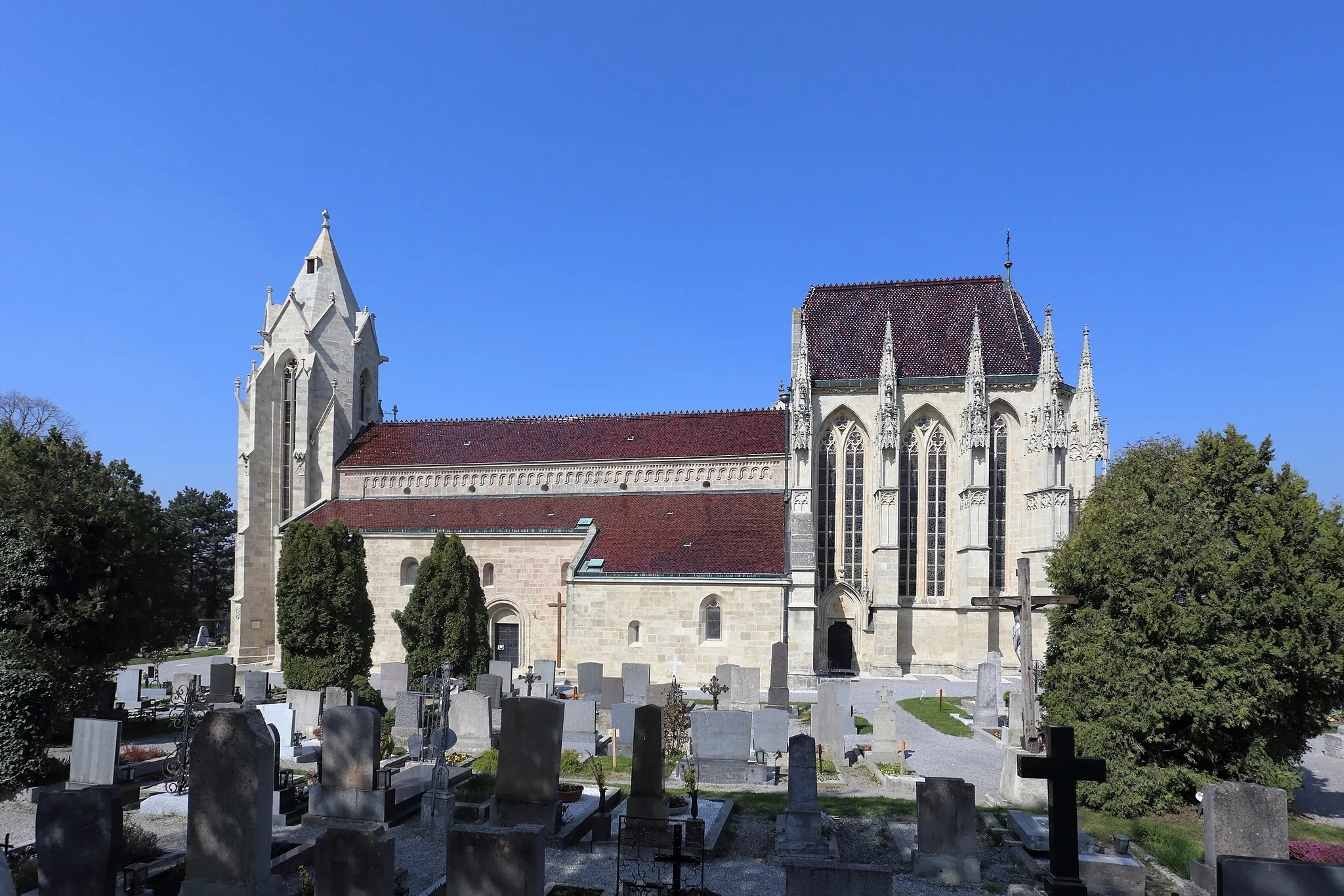 Photo showing: Südostansicht der Pfarr- und Wallfahrtskirche Mariae Himmelfahrt in der niederösterreichischen Marktgemeinde Bad Deutsch-Altenburg.
Die Kirche wurde erhöht über dem Ort auf einer zur Donau steil abfallenden Terrasse errichtet und ist vom Friedhof und einer Umfassungsmauer aus Bruchsteinen umgeben. Das Langhaus ist eine romanische, dreischiffige und sechsjochige Pfeilerbasilika. Der vorgestellte hochgotische Turm im Westen stammt aus dem 3. Viertel des 14. Jahrhunderts. Der erhöhte, zweijochige gotische Chor wurde vermutlich vom Baumeister Michael Knab Ende des 14. Jahrhunderts errichtet. Insgesamt ist das Bauwerk ein bedeutendes Denkmal mittelalterlicher Architektur in Österreich.