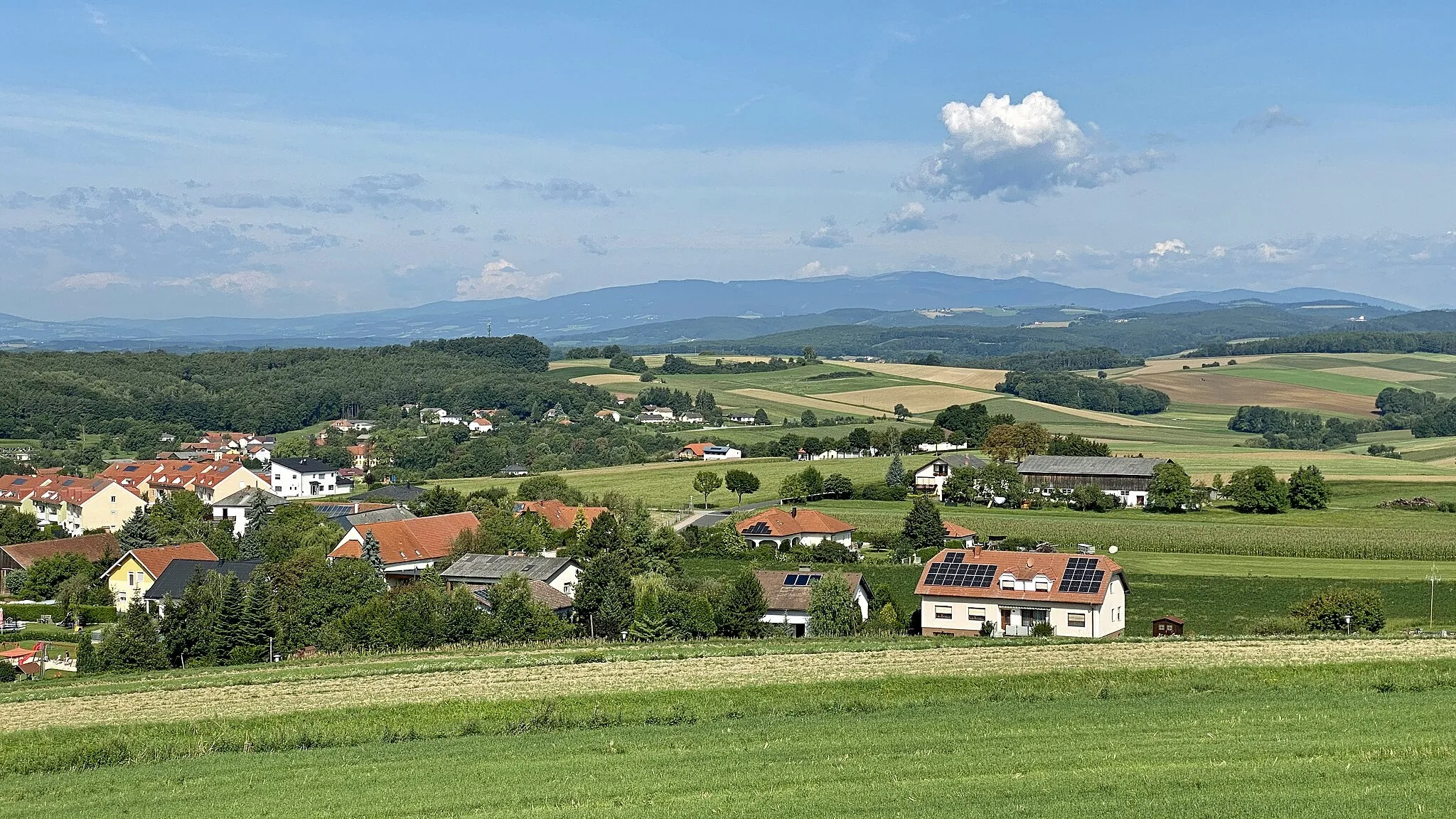 Photo showing: Blick von der Aussichtswarte Bad Tatzmannsdorf im Burgenland auf Jormannsdorf und im Hintergrund den Hochwechsel.
