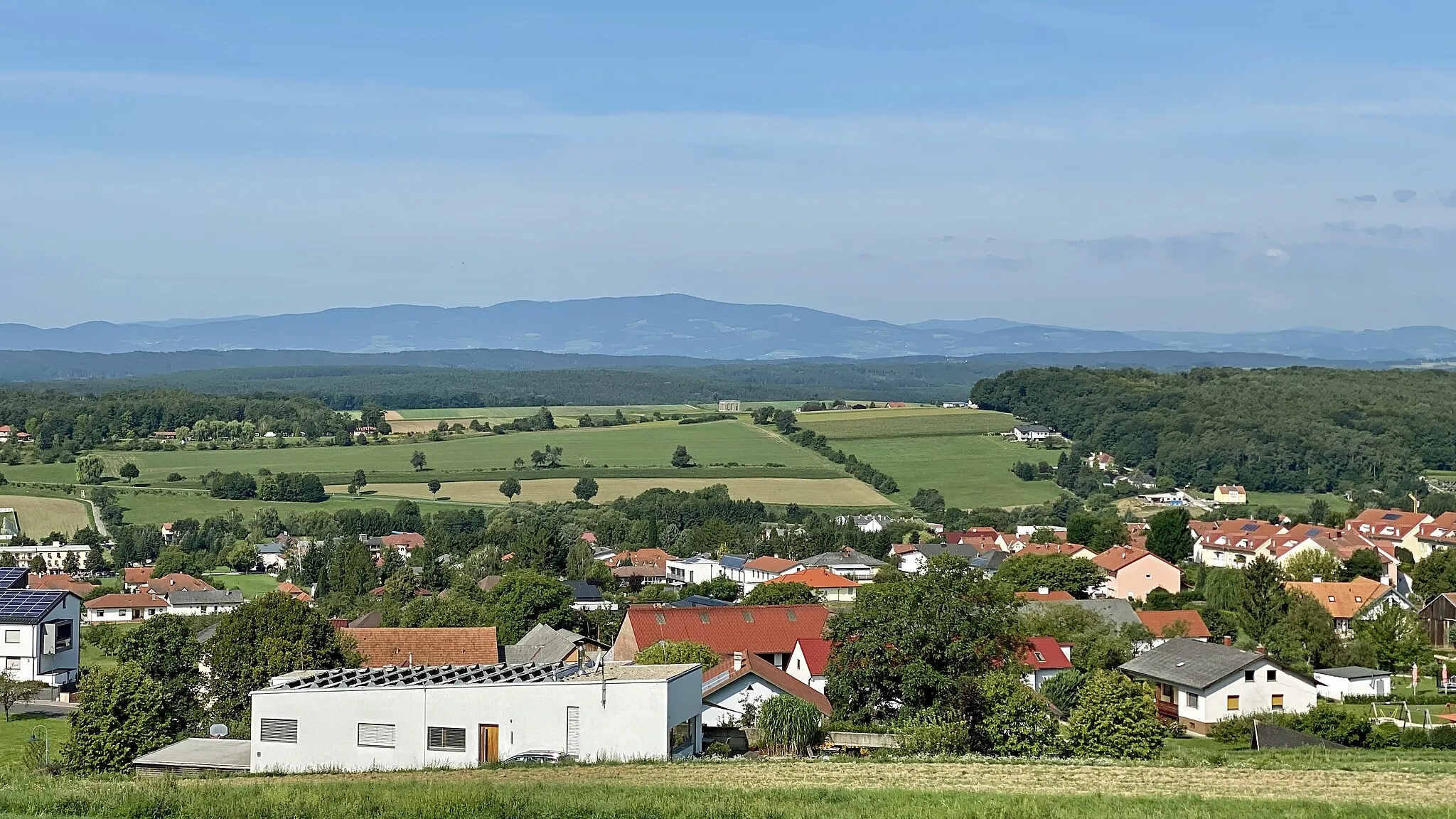 Photo showing: Blick von der Aussichtswarte Bad Tatzmannsdorf im Burgenland auf das Oberschützener Anschlussdenkmal (Bildmitte) und den Masenberg (im Hintergrund).