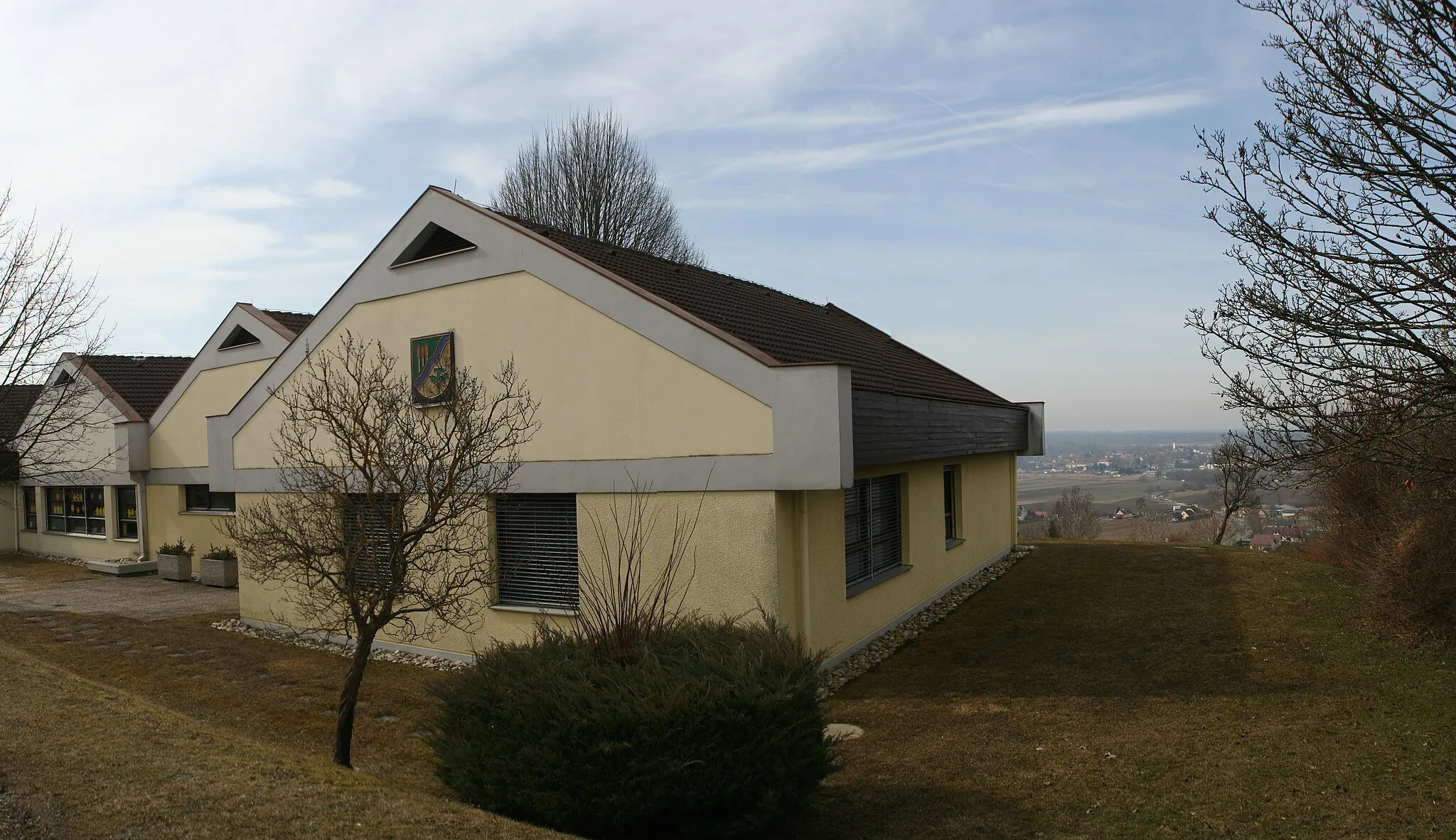 Photo showing: Burgauberg, Gemeindehaus; in the right background Burgaus is visible