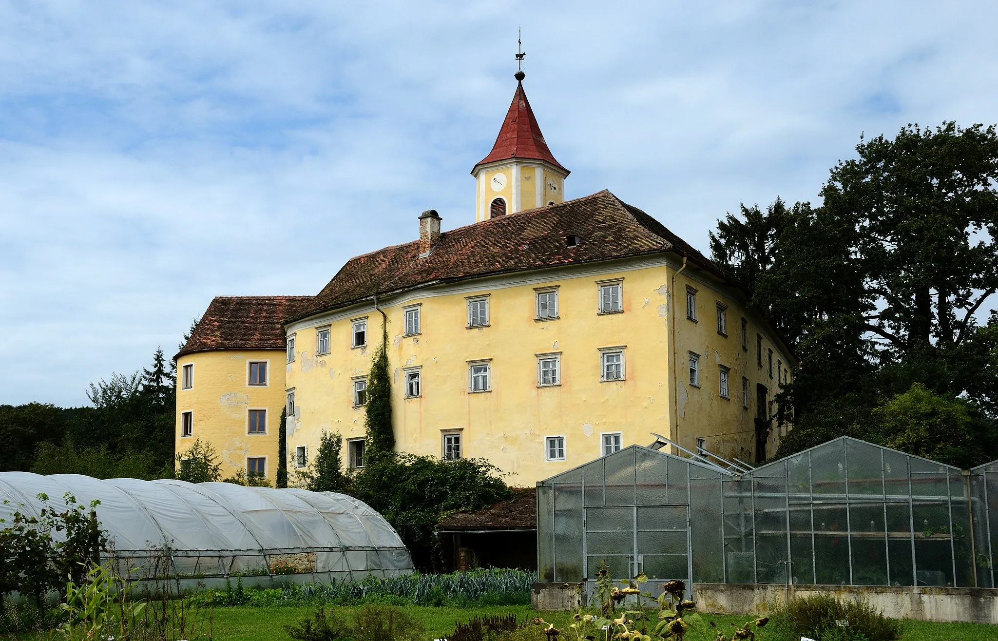 Photo showing: Schloss Kirchberg am Walde, municipality of Grafendorf bei Hartberg, Styria, is used as an agricultural school. In the foreground the glass houses and part of the gardens of the plant nursery.