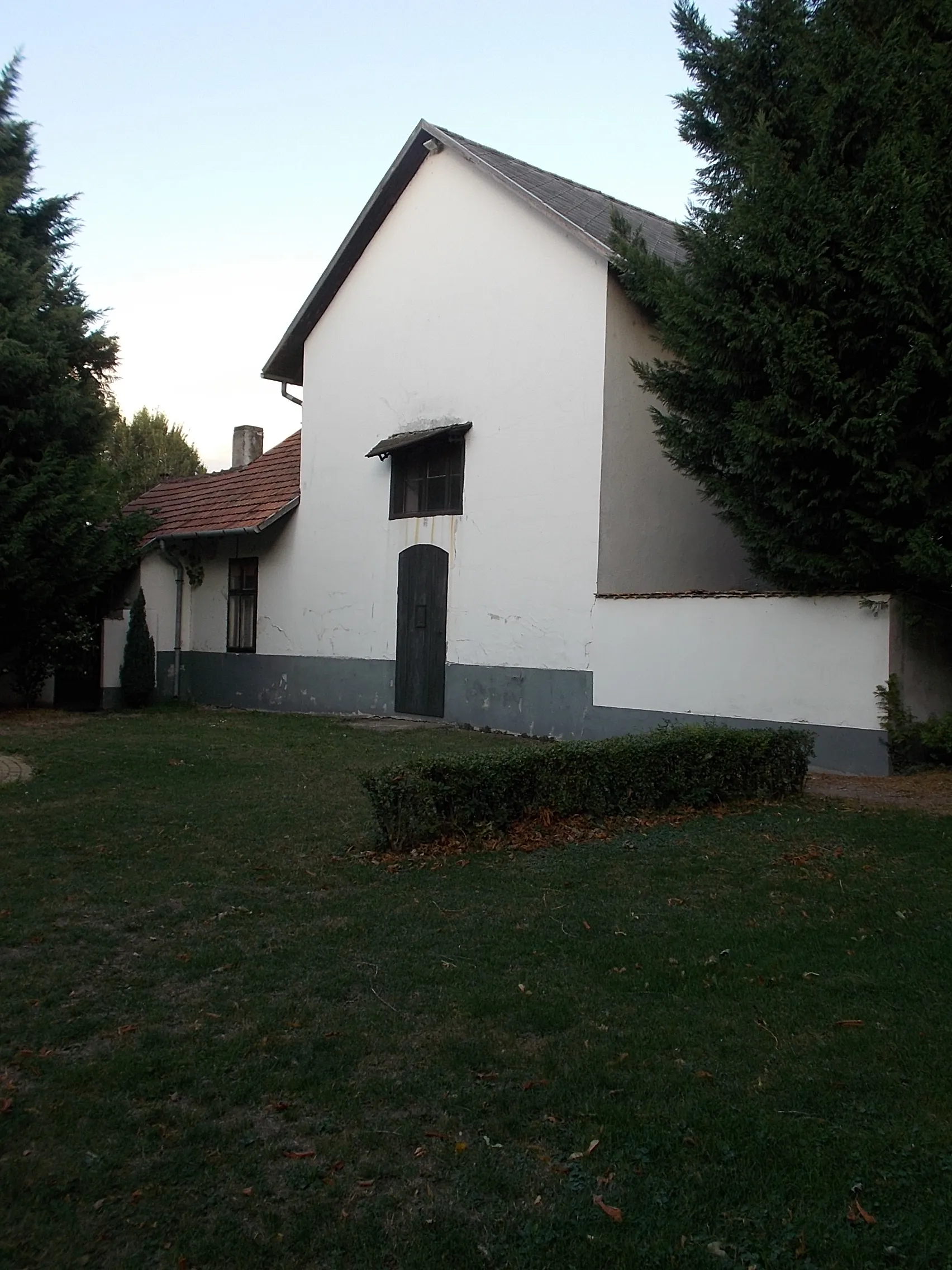 Photo showing: : Building at the Jewish cemetery. - Mosonyi Mihály Street, Mosonmagyaróvár, Győr-Moson-Sopron County, Hungary.