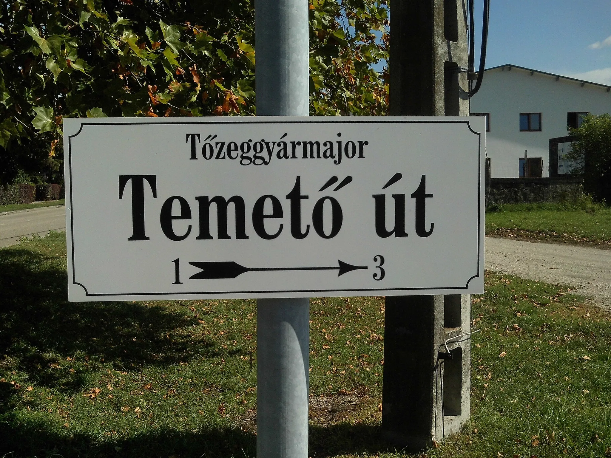 Photo showing: Tőzeggyármajor, Straßenschild - Temető út (Friedhofstraße)