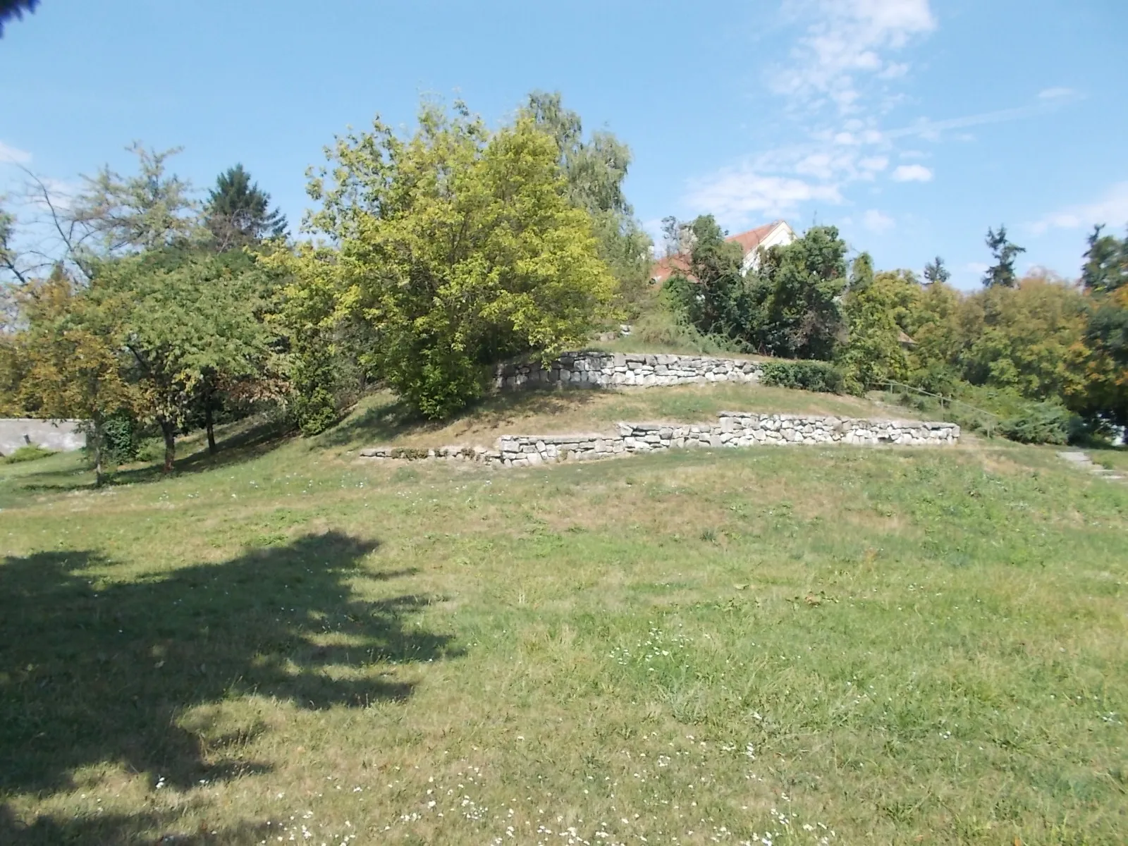 Photo showing: : Moat at the Castle Commander's house on the campus of Faculty of Agricultural and Food Science of Széchenyi István University. - Located in Magyaróvár neighborhood, Mosonmagyaróvár, Győr-Moson-Sopron County, Hungary.