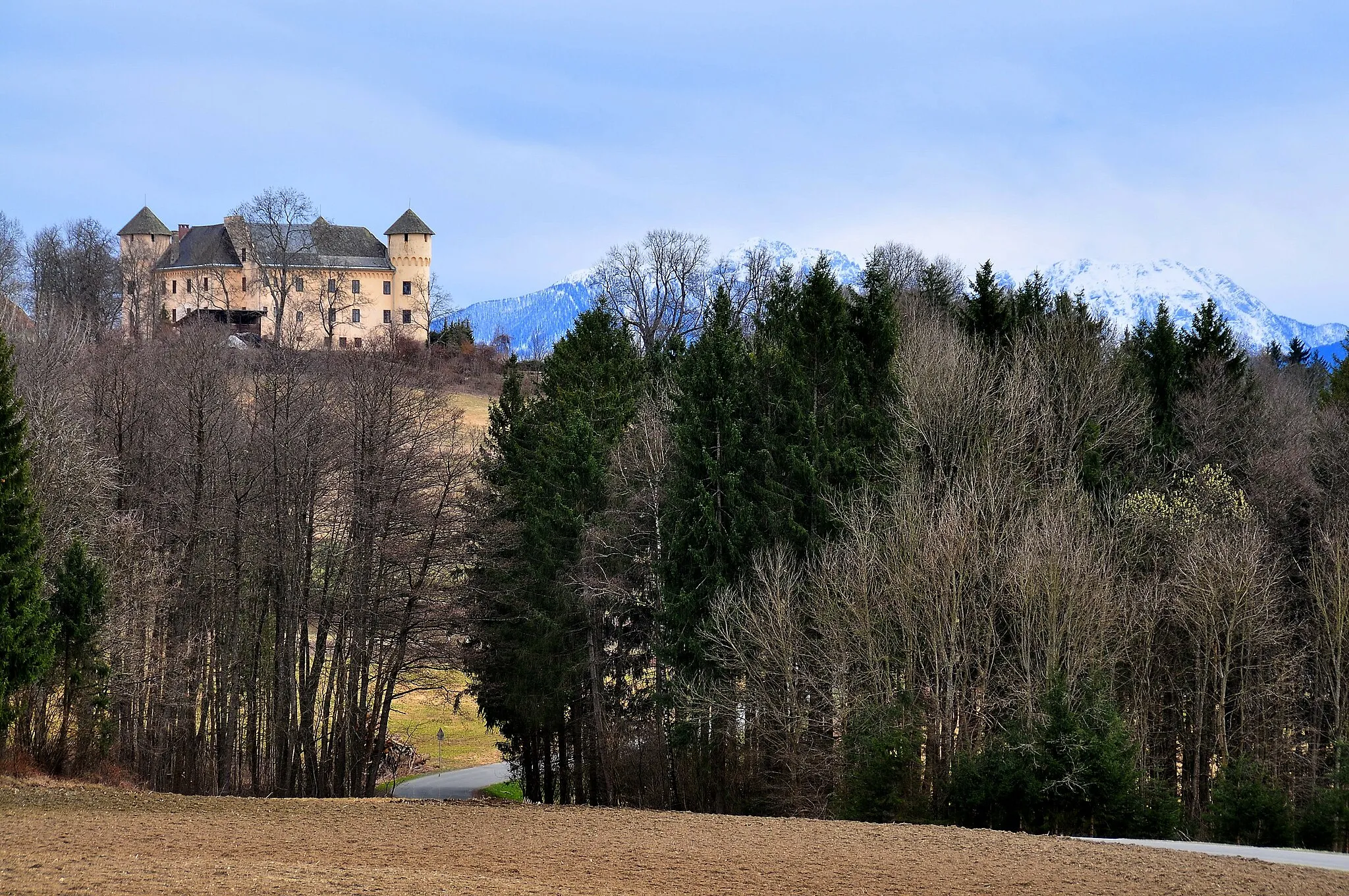 Photo showing: View from the west at the “Castle Tentschach”, situated in the 14th district Woelfnitz of the Carinthian capital Klagenfurt on the Lake Woerth, Carinthia, Austria