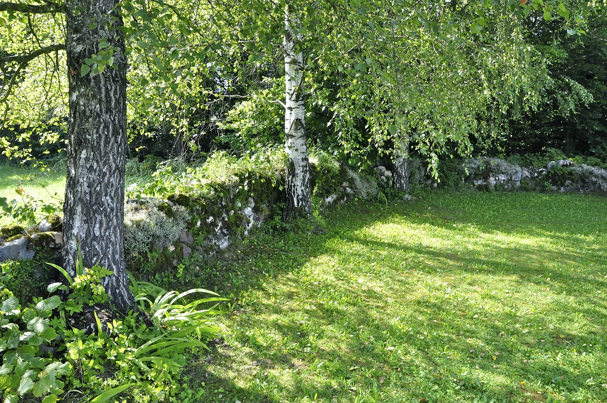 Photo showing: Stone ring fence encircling the chapel at Thurnberg near Neuhaus in Arnoldstein, municipality Arnoldstein, district Villach Land, Carinthia / Austria / EU