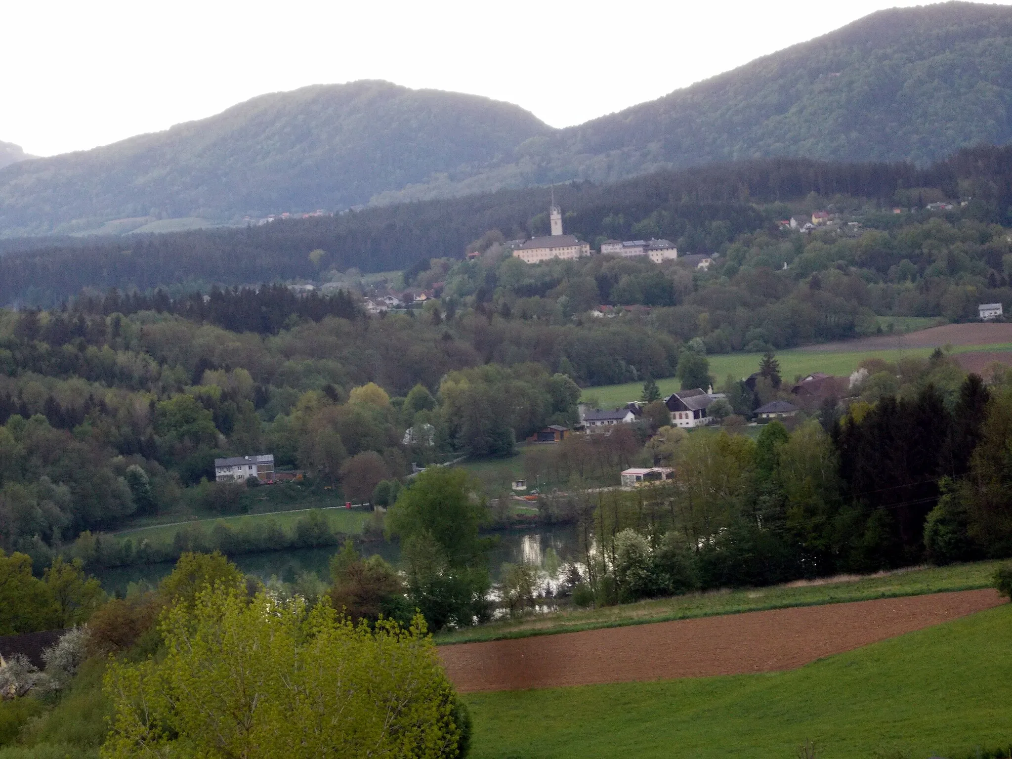 Photo showing: View from Kamen (Stein) to Tinje (Tainach) over river Drava