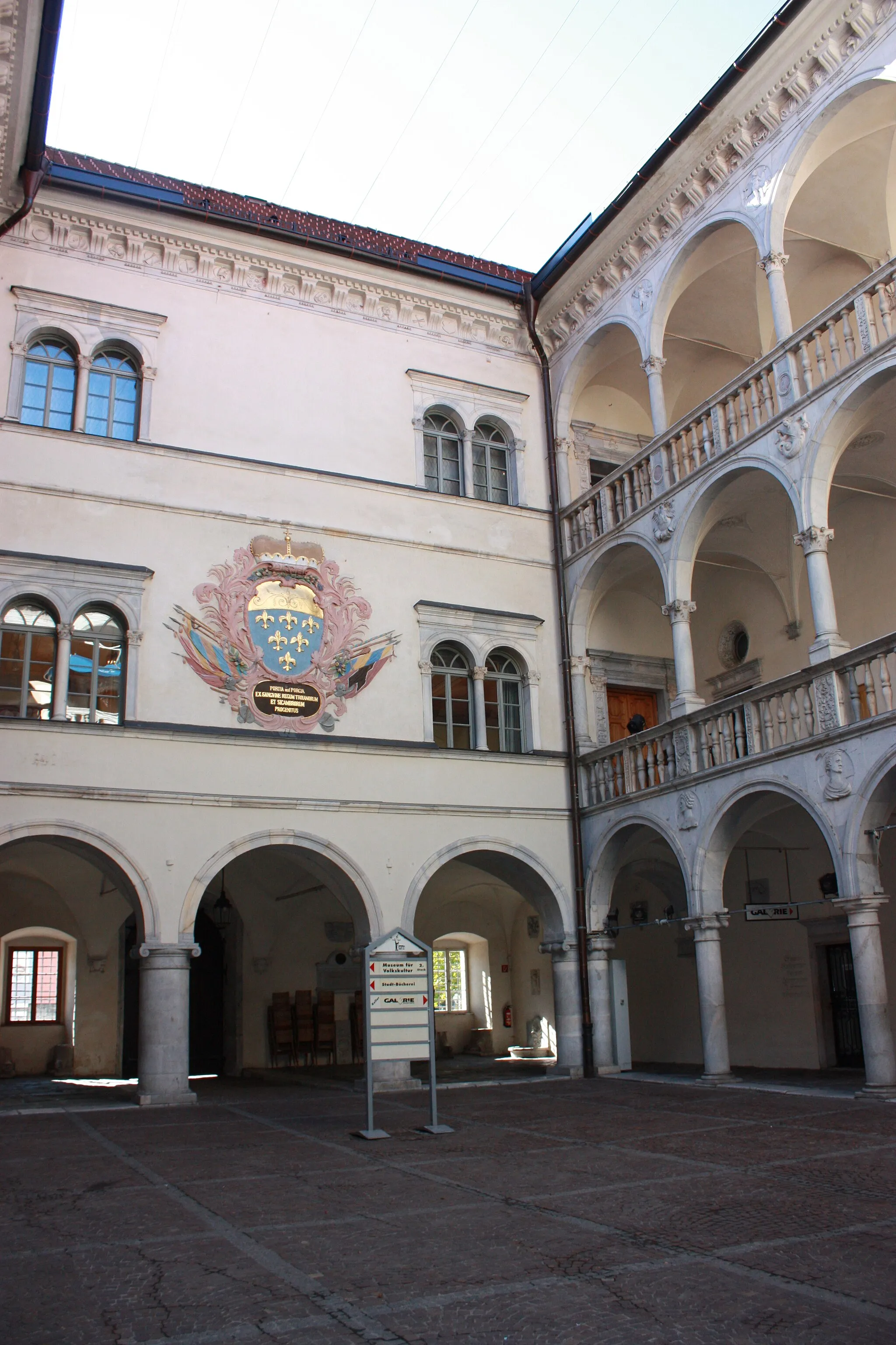 Photo showing: Schloss Porcia - Arcade-court
Locality: Spittal an der Drau

Community:Spittal an der Drau