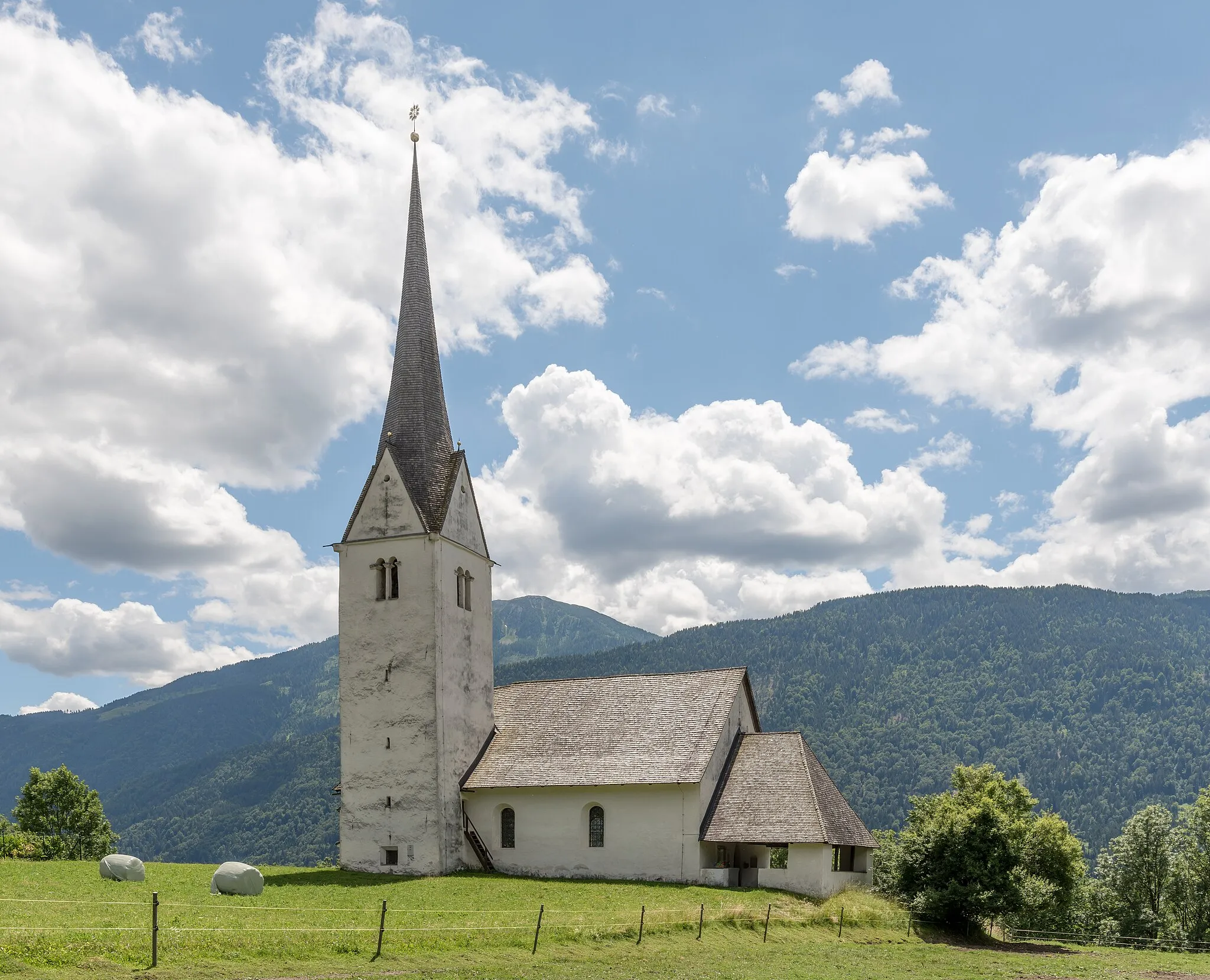 Photo showing: Northwestern view of the subsidiary church Saint Henry the Emperor in Görtschach, municipality Hermagor-Pressegger See, district Hermagor, Carinthia, Austria, EU