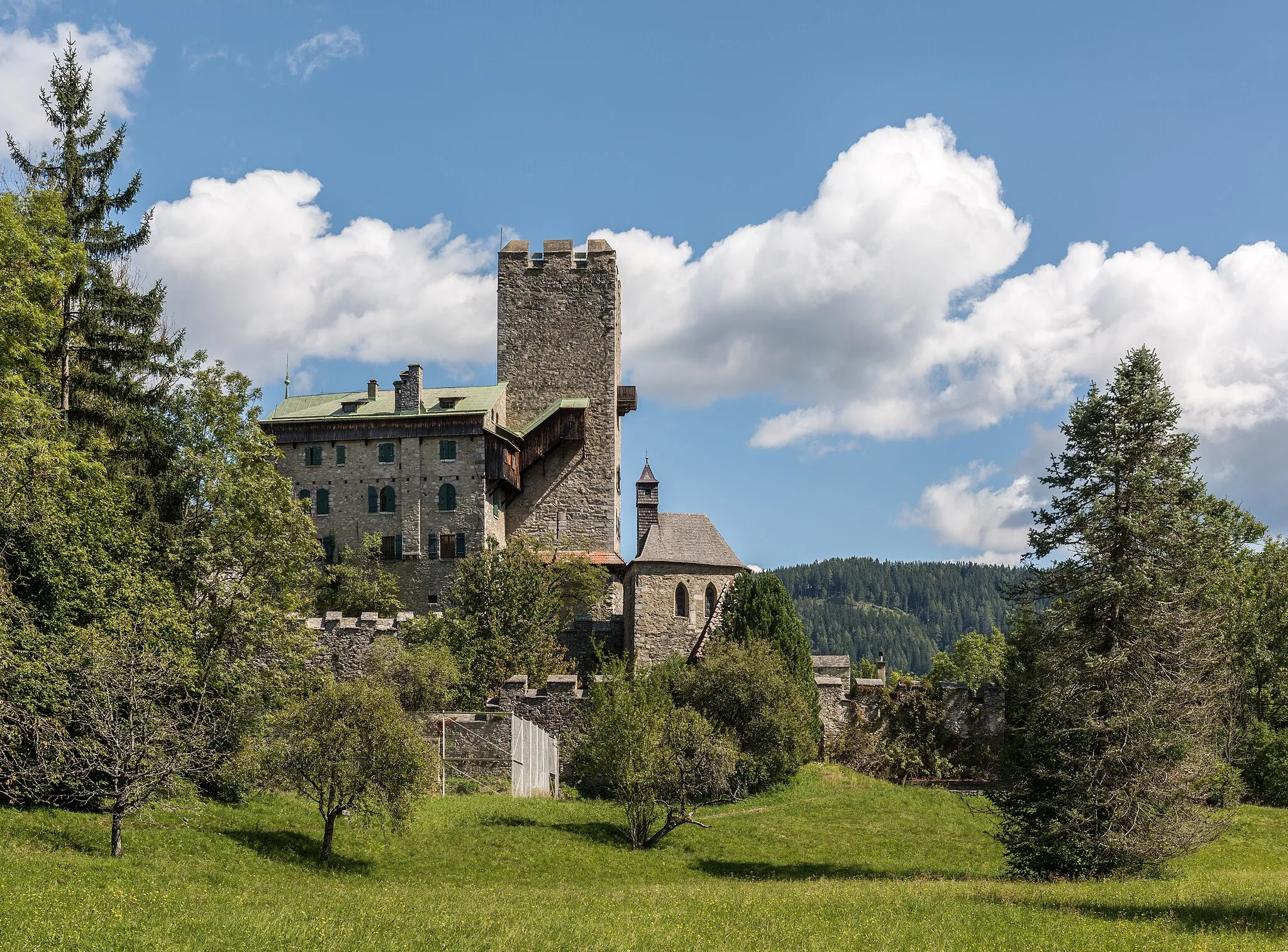 Photo showing: Castle ruin Geiersberg, chapel Saint Anne and fortification walls on Geyersbergweg #24, municipality Friesach, district Sankt Veit an der Glan, Carinthia, Austria, EU