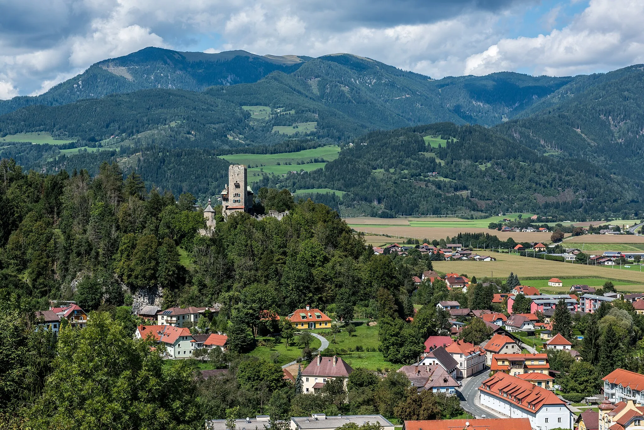 Photo showing: View from Petersberg of the ruin Geiersberg, municipality Friesach, district Sankt Veit, Carinthia, Austria, EU