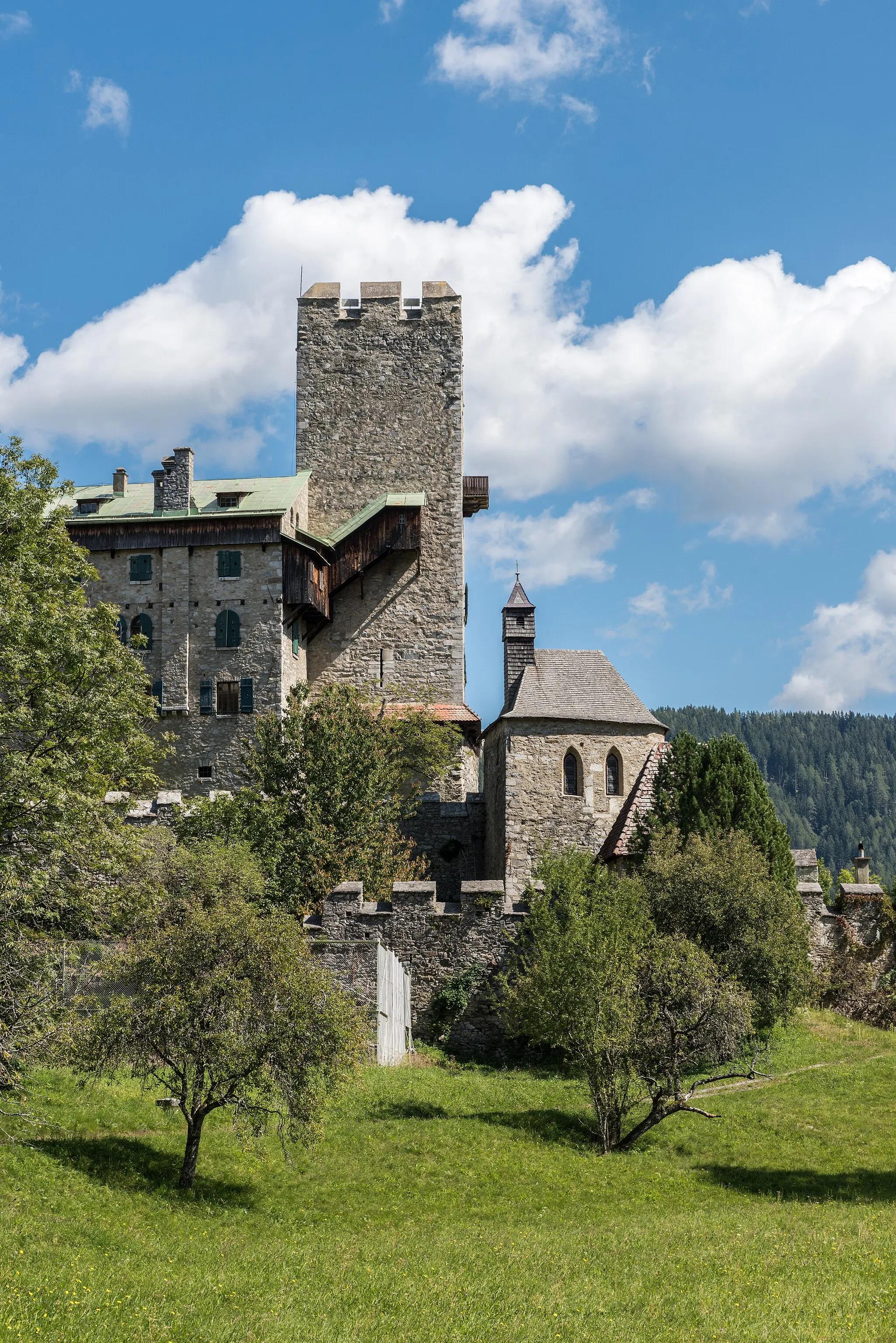 Photo showing: Castle ruin Geiersberg, chapel Saint Anne and fortification walls on Geyersbergweg #24, municipality Friesach, district Sankt Veit an der Glan, Carinthia, Austria, EU