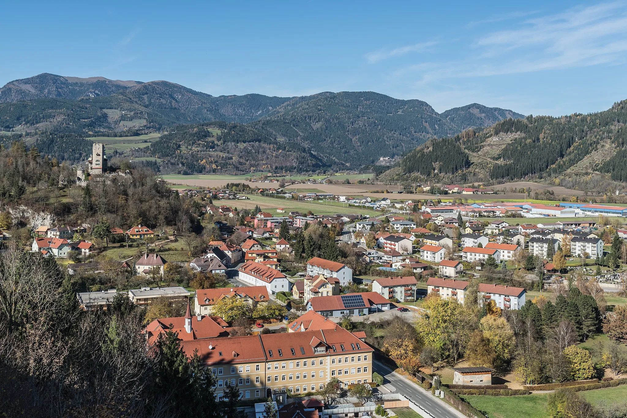 Photo showing: View from Petersberg at the former monastery of female Dominicans on Conventgasse and ruin Geiersberg, municipality Friesach, district Sankt Veit, Carinthia, Austria, EU